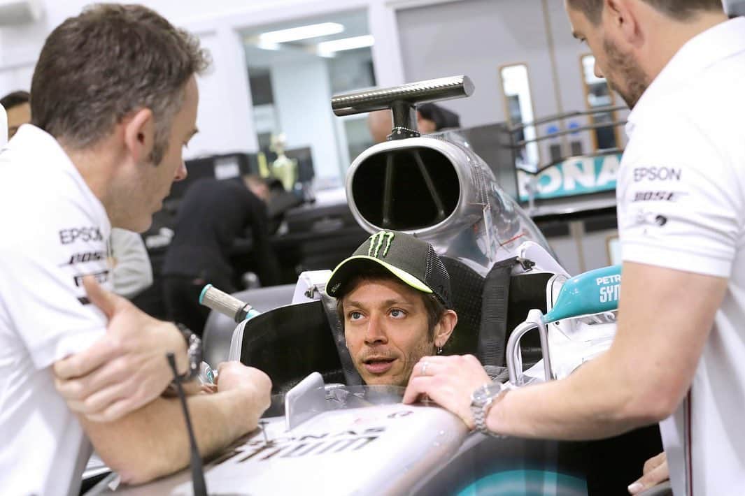 バレンティーノ・ロッシのインスタグラム：「I think me and @LewisHamilton will have some fun soon 🤤 @MonsterEnergy @Mercedesamgf1  @Yamahamotogp #LH44VR46」