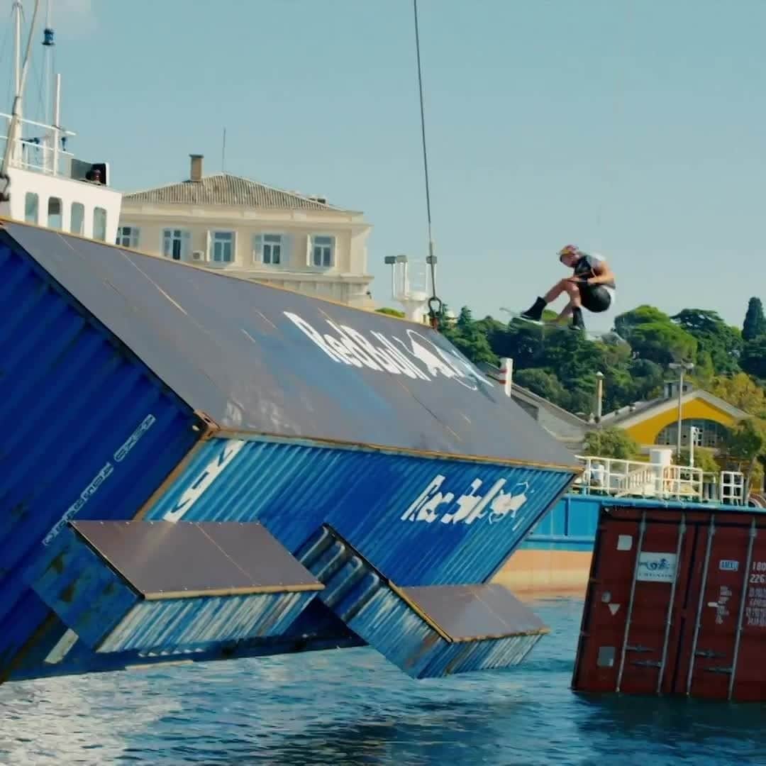 のインスタグラム：「̶w̶a̶k̶e̶ ̶woke crane 💪 . @redbulladventure #redbull #wakeboard #wakepark #watersports #crane」