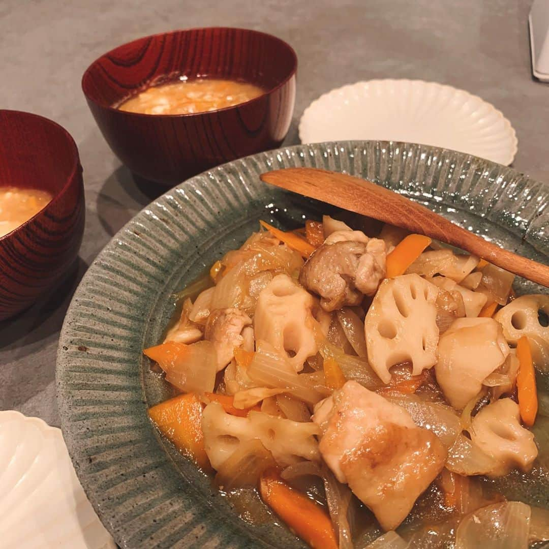 佐々木希さんのインスタグラム写真 - (佐々木希Instagram)「鶏肉と野菜の黒酢餡掛け。 簡単だけど、美味しいから定番。 ご飯が進みます😊 ピーマンも入れたかったなぁ。  #希んちのご飯」12月5日 10時20分 - nozomisasaki_official