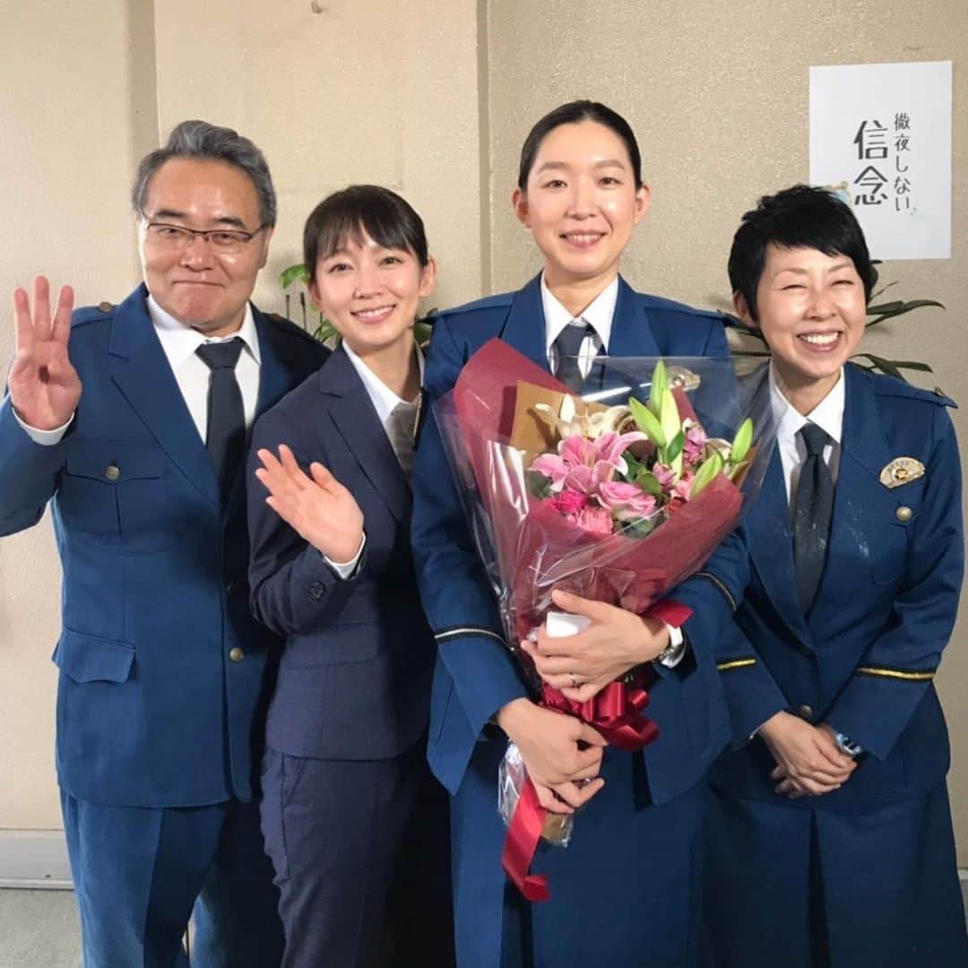【テレ朝公式】時効警察はじめましたのインスタグラム：「#時効警察はじめました  クランクアップのお写真を公開です。  サネイエ役を演じた #江口のりこ さん。 突き抜けたキャラクターを演じて下さいました。  お笑いにやたらと詳しかったり、私服の世界観が独特だったり。 冷静だけどどこか可笑しい、愛すべきキャラです。  果たして、最終回までにお腹のお子さんは生まれるのか！？ 酸っぱいものをたくさん摂取した成果が、無事に出ることを願います。  #最終回まであと一日」