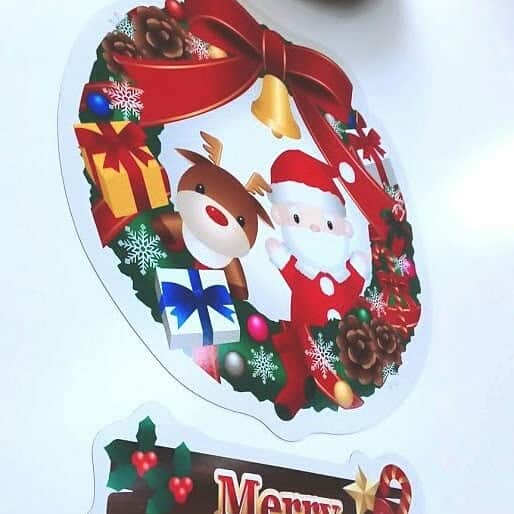 マグネットパークさんのインスタグラム写真 - (マグネットパークInstagram)「町中にクリスマスソングが溢れている季節になりましたね……🎄 毎日忙しくてクリスマスどころじゃない！って人も、マグネットのリースなら玄関にペタッと貼るだけでらくちんクリスマス✨  冷蔵庫や洗濯機もクリスマスモードにできちゃうデコマグも好評発売中です💓 #サンリオ もあるよ👍 . . #マグネットパーク #magnetpark #マグネットコレクション #マグネットシート #magnet #マグネットステッカー #デコレーションマグネット #マグネットシール #マグネット遊び #マグネット集め #マグネットウォール #ウォールステッカー #ウォールステッカー貼ってみた #壁紙シール #玄関アプローチ #冷蔵庫マグネット #クリスマスリース #クリスマス #リース #簡単クリスマス #デコマグ #マグネットリース #クリスマスまであと20日 #クリスマス飾り」12月5日 10時18分 - magnetpark_jp