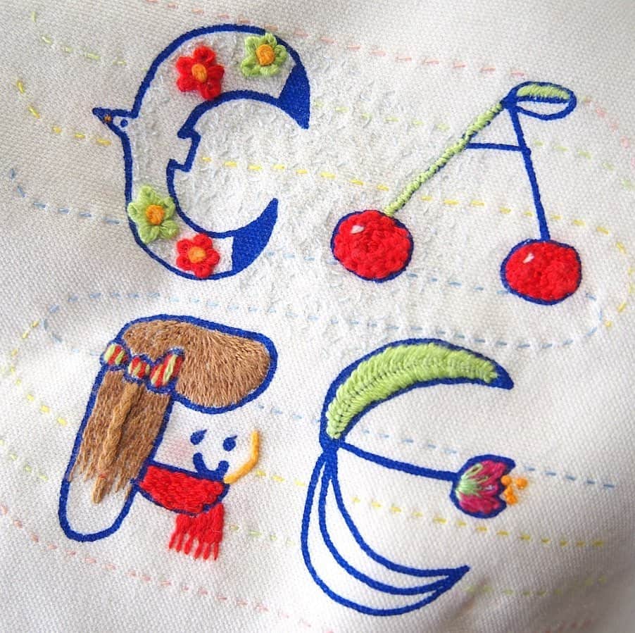 手紙社さんのインスタグラム写真 - (手紙社Instagram)「【「刺繍CAFE」at EDiTORS 12/7（土）】﻿ 刺繍のイロハを楽しみながら学ぶことができる「刺繍CAFE」。周りの人との会話に花を咲かせながら、自分だけの色鮮やかな刺繍作品を作り上げることができますよ。もちろん分からないところがあれば、講師がイチから丁寧にお教えするので初心者の方もご安心ください。肌寒くなってくるこれからの季節、お家の中でゆったりと刺繍をする時間を過ごしてみてはいかがでしょうか？﻿ ﻿ 刺繍CAFEに初めてご参加する方には、ハンカチのキットをご用意しています。イラストは3、4種類用意していますので、当日にお選び下さい。2回目以降の参加の方には、バッグやブローチのキットをご用意していますので、何度ご参加いただいても、新鮮な気持ちでお楽しみいただけますよ。﻿ ▶︎詳細はプロフィールページのリンク「手紙社公式サイト」→「表現の学校」→「刺繍CAFE」へ﻿ #手紙社 #手紙舎 #表現の学校 #刺繍CAFE #矢崎順子 #artistin #刺繍」12月5日 10時23分 - tegamisha