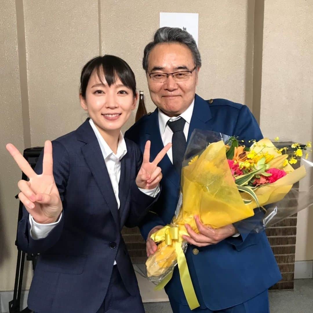 【テレ朝公式】時効警察はじめましたのインスタグラム：「#時効警察はじめました 残すところあと1話。 クランクアップ写真の公開です。  時効管理課長・熊本を演じた #岩松了 さん。  わかりにくいギャグで突っ込まれながらも微笑む姿は、時効管理課の象徴といえるでしょう。  ハンコの押し方もバリエーションが豊富で、熊本がいると笑いの量も1段階アップします✨  #吉岡里帆 さんとの、なんだか和む２ショットでお届けです。  #最終回まであと1日」
