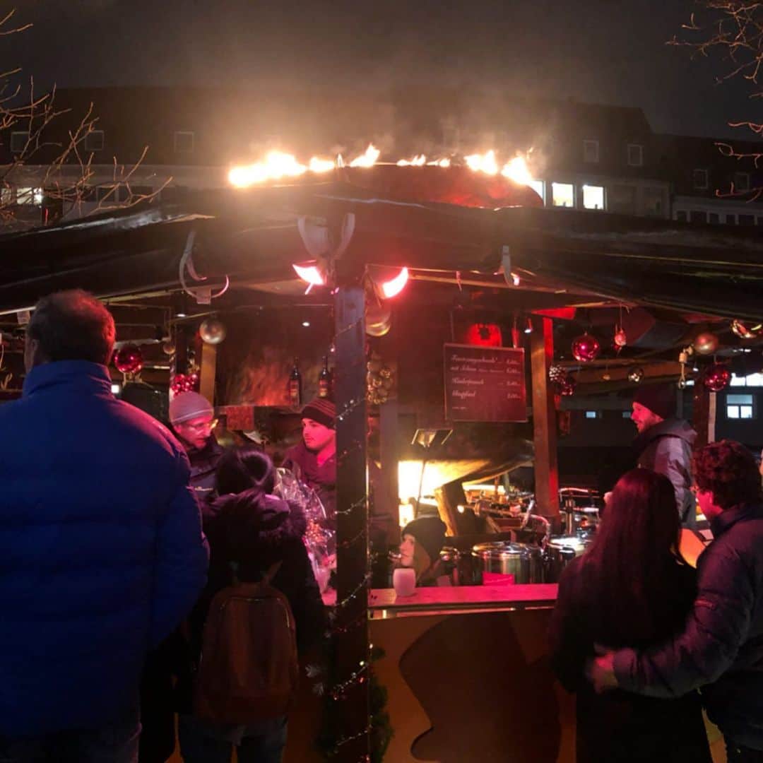 ニコラさんのインスタグラム写真 - (ニコラInstagram)「ニコのひとり旅🔔ニュルンベルクの聖夜 〜1日目〜  やってまいった ニコの#ひとり旅 シリーズ✌︎ 今回はひとつ夢がかなったといっても過言ではない#ドイツ #ニュルンベルク なんだよーーん。 どうしてニュルンベルクなのー？って人に説明しよう👨‍🏫☝︎ 実はニュルンベルクは #世界最大クリスマスマーケット 開催の地なんだねん🎉🎄🎁🎅🍗❤️ 日本に帰ったらドイツに行くのなんてなかなか難しいだろうなぁ〜〜 と先読みしたニコはおやすみをもらって、このチャンスを無駄にしないために〜〜🎉🎉 dublinからは直行便がないので、行きは#アムステルダム で乗り換え✈︎人生で5回くらいアムステルダム🌷乗り換えしてる気がするけど1回も降り立ったことない。降り立ってみたい。(降り立ってはいるか？)遊んでみたいってことね！(草で遊ぶじゃないよ🍁笑)ちなみに空港チューリップだらけでクソ可愛かった🌷  からの✈︎ニュルンベルクーッ❗️到着！ 空港から街まではtaxi 20min(帰りは電車使ったけど同じくらいの時間で15ユーロくらい安かった、、もったいなし) 街につくと、12時前にも関わらずクリスマス模様の出店？がちらほら🌟 楽しい雰囲気にウッキウキ🙈💓 早々に#大喜利の泉 を発見して1人でニヤニヤ☺️☺️本当にこういうのみつけると @gm810shan_  @ryu_sei17 @mikayannnnnn @komamio @kumaharu0118 (ゆずのアカウント見つからんかった)欲しくなる笑  時間がたくさんあったのでクソ寒い街中をお散歩🚶‍♂️可愛いお菓子やパン屋さんがたくさん😍ブッチャーはソーセージだらけでさすが😂 dublinにはないお洒落なアパレル屋さんもたくさん👗そして物価も全然安くてびっくり✌︎だよ！ ミュンヘンとかだともっと高いのかな？  暗くなってから、念願のクリスマスマーケットへ💕🤶 最高〜〜の空間すぎてしあわせ溢れた😭💕なぜなら人々はhotグリュワインを飲み、笑顔で語り合い、歌い、品物を物色し、その吐息の白さは聖なる夜の星空に吸い込まれるから😭💕冬が寒くてよかったと誰かが言ったが、それには同意✌︎ マーケットは本当に沢山の種類のお店があるの☺️ ソーセージ🥓、サバサンド🥪、ジンジャーブレッド🍪、ワイン🍷、マッシュルームのスープ🍄、クリスマスオーナメント🎄(めっっちゃたくさんある)、文房具✏️、おもちゃ🧸、刺繍の飾り❄︎、帽子🎩、サンタの人形専門店🎅(超リアルなやつ)、キャンドル🕯、リキュール🍸、角笛🐐、時計🕰 とかとかキリがないんですけど、とにかくたーーくさんのお店があってどれもめちゃくちゃに魅力的なのん😍💓 ニコは苦手なhotのグリュワインを記念に飲んだけど、日本のクリマで飲んだやつよりも甘くて酸味が少なくて美味しく飲めた☺️☺️ビールは見つけられなかったけど飲んでる人いたから置いてる店もあるみたいだ？ それからソーセージのサンドも食べた☺️☺️ソーセージはどの店もサンドイッチ方式で売っているようすだったよ✌︎ 満腹になったしホテルに帰ろうかぁ？と思ったけど飲み足りない気もしたので、街中にあったカフェのテラスで🍻 ドイツの店員さんは感じが良い☺️☺️ お店にはいると hello〜👩‍🌾って言ってくれるんだけどそのドイツのなまり？が可愛い💕そして若い人はみんな英語が話せて助かりまる☺️ テラス席にはブランケット(ペラペラじゃないちゃんとあったかいやつ)がたくさんあったし、椅子に敷くフワフワもあって凄く良かった！！そしてビールはダブリンの半分の値段でオーサム🍻 3杯も飲んでへべれけになったのでhotelに帰ろうとしたニコに立ちはだかる雰囲気の良いbar😡 さらにへべれけになって🥴アツアツシャワーを浴びて幸せすぎるまま眠りについたニコであった……💕💕 #Nürnberg #christmasmarket  ちなみに大喜利の泉(我ながらジワる)は迷子のニコを何回か助けてくれたw  あとストーリーにもどこにも載せてなかったけど街の真ん中にアルパカが3匹飼われててうけた」12月5日 10時25分 - nicolax27