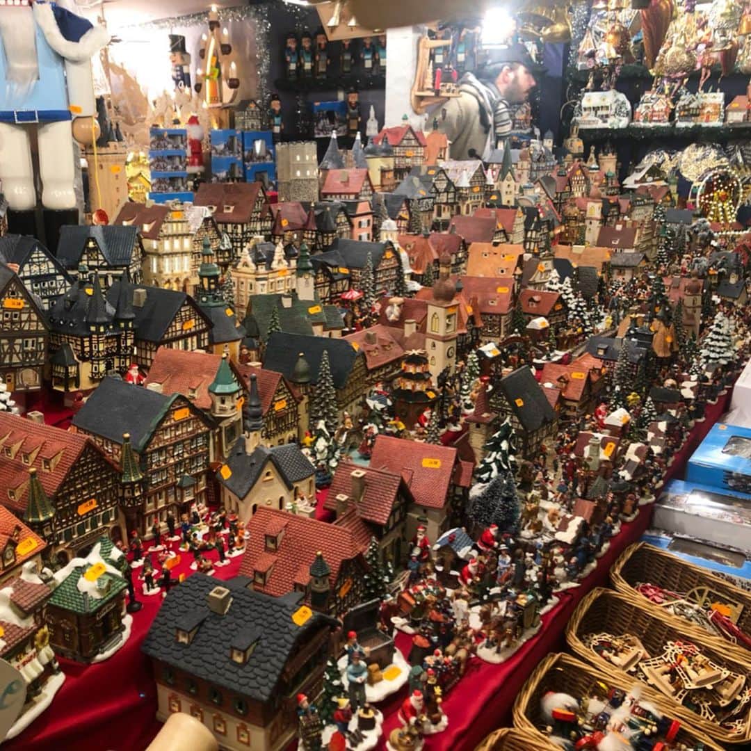 ニコラさんのインスタグラム写真 - (ニコラInstagram)「ニコのひとり旅🔔ニュルンベルクの聖夜 〜1日目〜  やってまいった ニコの#ひとり旅 シリーズ✌︎ 今回はひとつ夢がかなったといっても過言ではない#ドイツ #ニュルンベルク なんだよーーん。 どうしてニュルンベルクなのー？って人に説明しよう👨‍🏫☝︎ 実はニュルンベルクは #世界最大クリスマスマーケット 開催の地なんだねん🎉🎄🎁🎅🍗❤️ 日本に帰ったらドイツに行くのなんてなかなか難しいだろうなぁ〜〜 と先読みしたニコはおやすみをもらって、このチャンスを無駄にしないために〜〜🎉🎉 dublinからは直行便がないので、行きは#アムステルダム で乗り換え✈︎人生で5回くらいアムステルダム🌷乗り換えしてる気がするけど1回も降り立ったことない。降り立ってみたい。(降り立ってはいるか？)遊んでみたいってことね！(草で遊ぶじゃないよ🍁笑)ちなみに空港チューリップだらけでクソ可愛かった🌷  からの✈︎ニュルンベルクーッ❗️到着！ 空港から街まではtaxi 20min(帰りは電車使ったけど同じくらいの時間で15ユーロくらい安かった、、もったいなし) 街につくと、12時前にも関わらずクリスマス模様の出店？がちらほら🌟 楽しい雰囲気にウッキウキ🙈💓 早々に#大喜利の泉 を発見して1人でニヤニヤ☺️☺️本当にこういうのみつけると @gm810shan_  @ryu_sei17 @mikayannnnnn @komamio @kumaharu0118 (ゆずのアカウント見つからんかった)欲しくなる笑  時間がたくさんあったのでクソ寒い街中をお散歩🚶‍♂️可愛いお菓子やパン屋さんがたくさん😍ブッチャーはソーセージだらけでさすが😂 dublinにはないお洒落なアパレル屋さんもたくさん👗そして物価も全然安くてびっくり✌︎だよ！ ミュンヘンとかだともっと高いのかな？  暗くなってから、念願のクリスマスマーケットへ💕🤶 最高〜〜の空間すぎてしあわせ溢れた😭💕なぜなら人々はhotグリュワインを飲み、笑顔で語り合い、歌い、品物を物色し、その吐息の白さは聖なる夜の星空に吸い込まれるから😭💕冬が寒くてよかったと誰かが言ったが、それには同意✌︎ マーケットは本当に沢山の種類のお店があるの☺️ ソーセージ🥓、サバサンド🥪、ジンジャーブレッド🍪、ワイン🍷、マッシュルームのスープ🍄、クリスマスオーナメント🎄(めっっちゃたくさんある)、文房具✏️、おもちゃ🧸、刺繍の飾り❄︎、帽子🎩、サンタの人形専門店🎅(超リアルなやつ)、キャンドル🕯、リキュール🍸、角笛🐐、時計🕰 とかとかキリがないんですけど、とにかくたーーくさんのお店があってどれもめちゃくちゃに魅力的なのん😍💓 ニコは苦手なhotのグリュワインを記念に飲んだけど、日本のクリマで飲んだやつよりも甘くて酸味が少なくて美味しく飲めた☺️☺️ビールは見つけられなかったけど飲んでる人いたから置いてる店もあるみたいだ？ それからソーセージのサンドも食べた☺️☺️ソーセージはどの店もサンドイッチ方式で売っているようすだったよ✌︎ 満腹になったしホテルに帰ろうかぁ？と思ったけど飲み足りない気もしたので、街中にあったカフェのテラスで🍻 ドイツの店員さんは感じが良い☺️☺️ お店にはいると hello〜👩‍🌾って言ってくれるんだけどそのドイツのなまり？が可愛い💕そして若い人はみんな英語が話せて助かりまる☺️ テラス席にはブランケット(ペラペラじゃないちゃんとあったかいやつ)がたくさんあったし、椅子に敷くフワフワもあって凄く良かった！！そしてビールはダブリンの半分の値段でオーサム🍻 3杯も飲んでへべれけになったのでhotelに帰ろうとしたニコに立ちはだかる雰囲気の良いbar😡 さらにへべれけになって🥴アツアツシャワーを浴びて幸せすぎるまま眠りについたニコであった……💕💕 #Nürnberg #christmasmarket  ちなみに大喜利の泉(我ながらジワる)は迷子のニコを何回か助けてくれたw  あとストーリーにもどこにも載せてなかったけど街の真ん中にアルパカが3匹飼われててうけた」12月5日 10時25分 - nicolax27