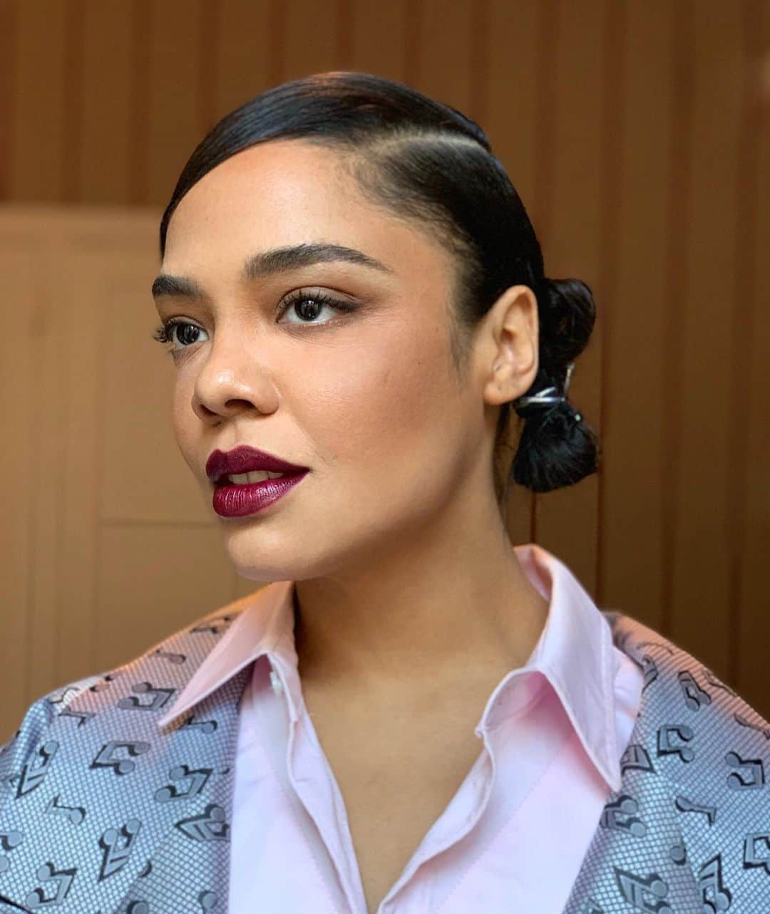 Lacy Redwayさんのインスタグラム写真 - (Lacy RedwayInstagram)「Two origami inspired buns are better than one . Wouldn’t you agree ? 🙃  More from Saturday’s look on ✨ Tessa Thompson ✨ .  See previous post for back view of this hair . #HairByLacyRedway #tessathompson #lacyxtessa (Tap for more credits )」12月5日 10時26分 - lacyredway