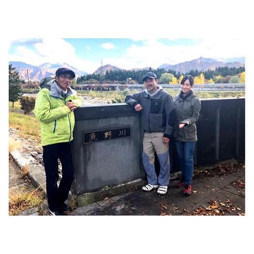 柳野玲子のインスタグラム：「今夜放送🐟💞 釣りビジョン「参るぞ狼」は、魚野川で行われたヤマメ発眼卵放流の模様をお届けします🐺✨ ボランティアの釣り人みんなで産卵床を作って、自らの手で発眼卵を放流。 声をかけるとなんとも言えない愛着が湧き親気分です🥰 厳しい自然の中で生き抜くのは難しく生き残れる子はわずか。。 一尾でも多くの子がたくましく大きく、立派に育ちますように…☺️🎣💞 #釣り #釣りビジョン #魚野川 #新潟県 #発眼卵 #発眼卵放流 #ボランティア #ヤマメ #川釣り」