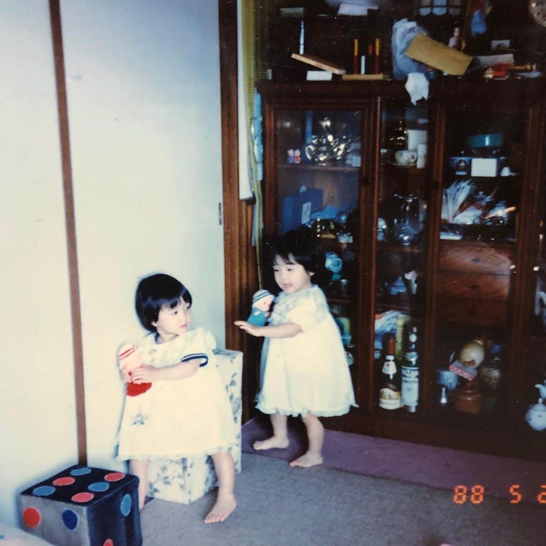 木村真野のインスタグラム：「33歳になりました🙏 2人で産まれていつも一緒です。👯‍♀️ これからも健康で感謝を忘れずに生きていきます🥰 #33歳　#86年組 #誕生日　#双子　#どっちかわからない写真ある」