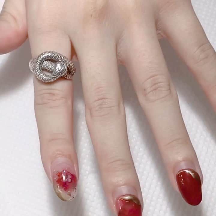のインスタグラム：「【サロンワーク動画】⠀ 友達のネイルを新しくしたよ！⠀ 〜ジェルオフからプレパレーションまで〜⠀⠀ https://youtu.be/aMBC9UxPtEM⠀ 詳しくはYouTubeを見てね👀（プロフにリンクあります） #nail #nails #nailart #ネイル #美甲 #ネイルアート  #clou #nagel #ongle #ongles #unghia #japanesenailart #manucure #네일 #젤네일 #네일아트 #네일리스트 #japanesenails #manicurist #gelnails #أظافر #youtube #youtuber #サロンワーク動画」