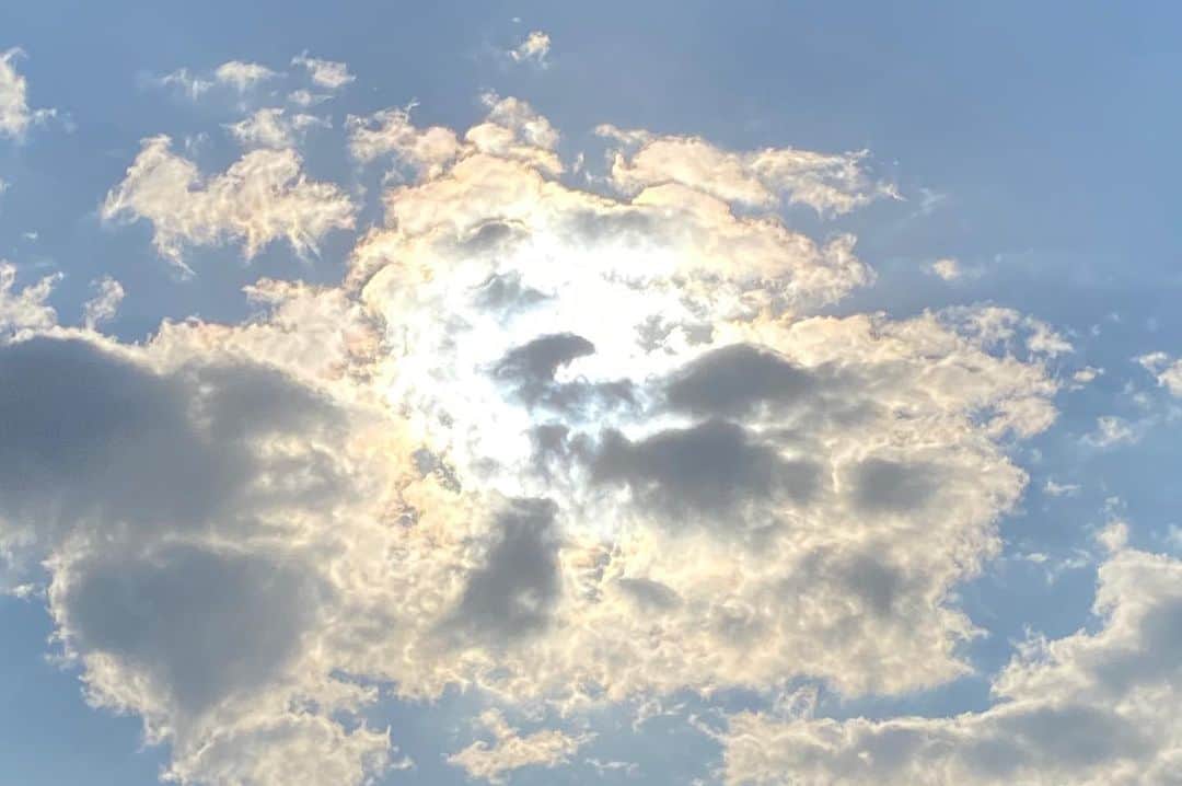 谷桃子さんのインスタグラム写真 - (谷桃子Instagram)「昨日の朝の空は何だか凄かった✨🌸✨ #空」12月5日 10時52分 - momoko5999