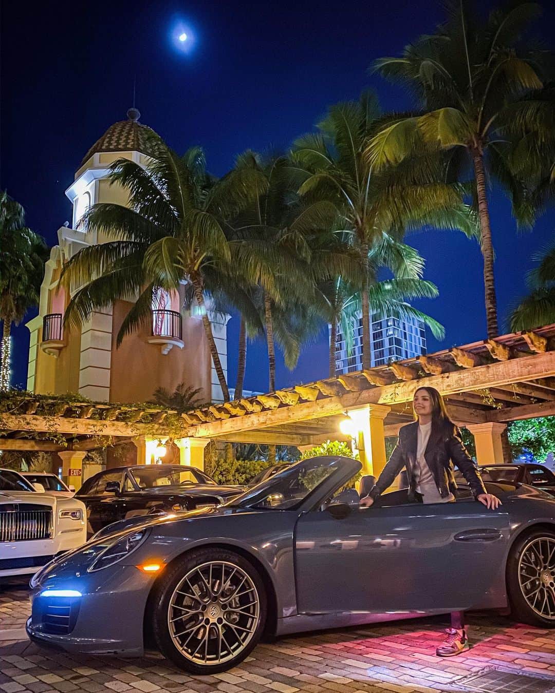 カロリーネ・セリコさんのインスタグラム写真 - (カロリーネ・セリコInstagram)「Miami 🖤  Day 7 Ja cheguei e esqueci do diário de #CaCelicoViagem do último dia! Contei para vocês que usamos os serviços do @billionairesmiami que tem uma frota de carros incríveis, e no último dia usamos a Porsche 911, super "classy" 🖤 Se precisarem, falem com o Bruno em meu nome e ele faz um valor com desconto para amigos meus 💥 nesse último dia, repetimos algumas lojas, farmácias, usamos o ESPA DO @acqualinaresort que nos surpreendeu! Enfim, 7 dias de uma viagem muito gostosa!!! Obrigada Miami 🤩 Agora de volta aos meus babies que já estão de volta sob meus cuidados ❤️」12月5日 10時54分 - cacelico