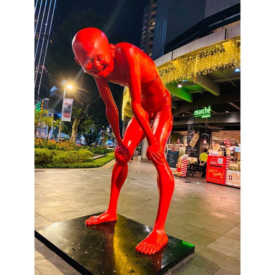 田野アサミさんのインスタグラム写真 - (田野アサミInstagram)「Singapore.last おはよう🌞ございます☺️！ Singapore思ひでラスト❤️ ART💓置物が独特。 日本にはない感性の置物が街にチラチラあった。 ウンチしてるバルーン犬🎈。 赤い謎な顔が本気で怖いレッドマン。 街の至る所に可愛いART😍。 #Singapore#シンガポール #田野アサミ#シンガポールアサミ#asamitano シンガポール🇸🇬 ありがとうございました😊✨❤️ ByeBye Singapore！ Thankyou soooomuch🌿✨. It's hoped to visit in Singapore again🦁！ See you next time!!!!!xxx From Asami Tano.」12月5日 10時57分 - tano_asami