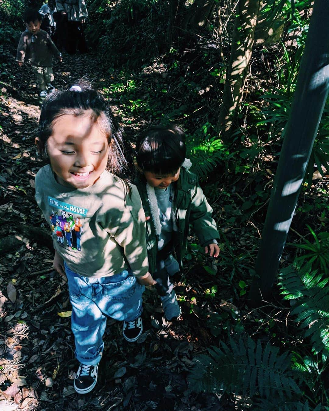 Satomi Biancaさんのインスタグラム写真 - (Satomi BiancaInstagram)「🏝🌼⛰💕 ・ ・ バームクーヘンと呼ばれてる ＂地層切断面＂やパワースポットと言われてる＂泉津の切り通し＂など美しい風景が沢山ある伊豆大島🏝🏝 ・ 熱海からフェリーで45分で着いちゃうぐらい近くてビックリ✨ ・ べっこう寿司も明日葉も美味しすぎてみんなでハマった🍣🌿 ・ ・ 1枚目はSPEED風w 2枚目はDA PUMP意識して〜！って言ったらジャンプしたMENS達🤣🤣 ・ ・ ・  #pixelで撮影 #googleのスマホ #teampixel #teampixelの旅 #伊豆大島 #伊豆大島旅行 #バームクーヘン #泉津の切通し」12月5日 10時58分 - satobyyyy