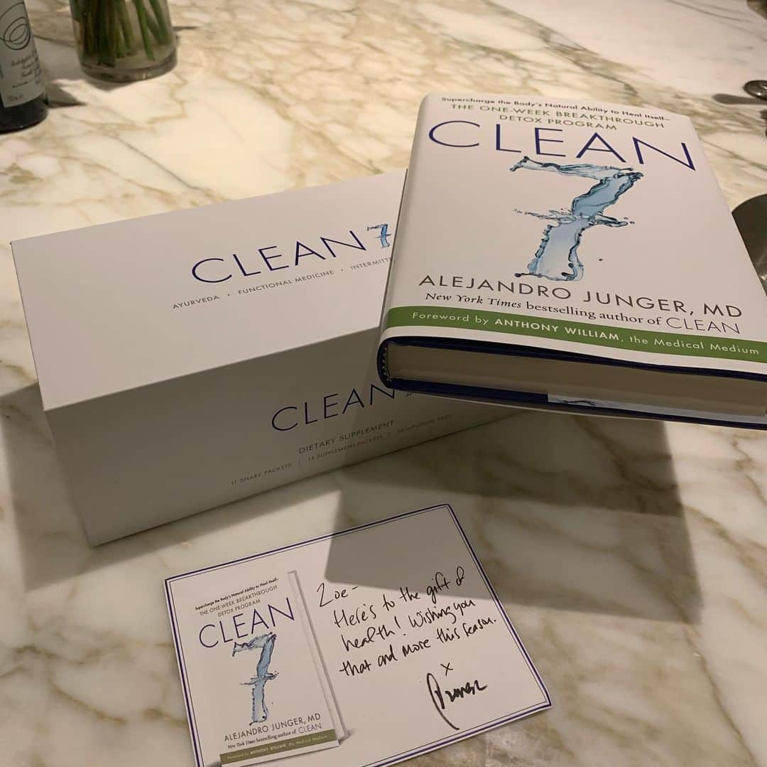 ゾーイ・サルダナさんのインスタグラム写真 - (ゾーイ・サルダナInstagram)「Gracias Ale! You really believe that in order to heal the soul we must heal our bodies. Helping the body regain the knowledge and strength to heal itself is everything. Thank you for never giving up on my family and I! We love you and will follow you everywhere! #clean7」12月5日 11時02分 - zoesaldana