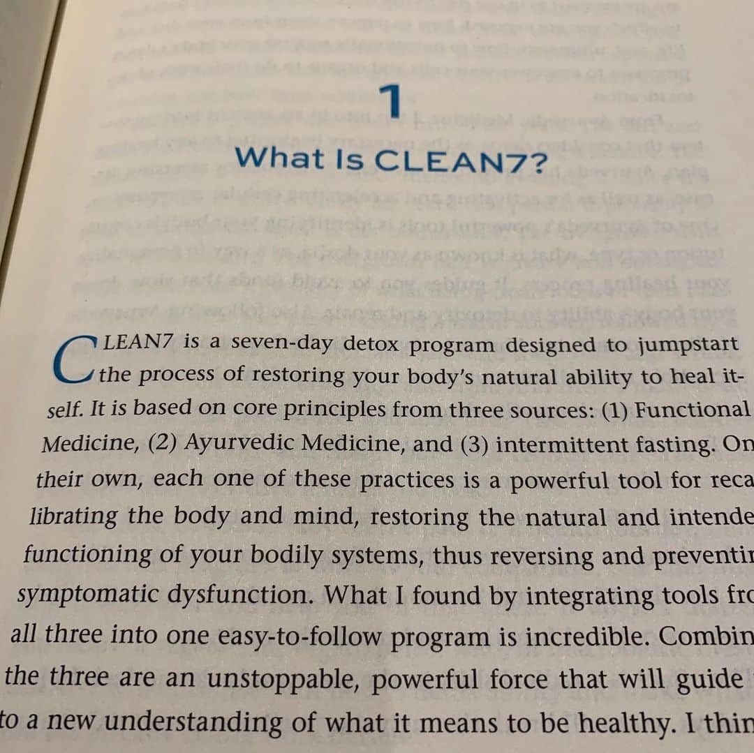 ゾーイ・サルダナさんのインスタグラム写真 - (ゾーイ・サルダナInstagram)「Gracias Ale! You really believe that in order to heal the soul we must heal our bodies. Helping the body regain the knowledge and strength to heal itself is everything. Thank you for never giving up on my family and I! We love you and will follow you everywhere! #clean7」12月5日 11時02分 - zoesaldana