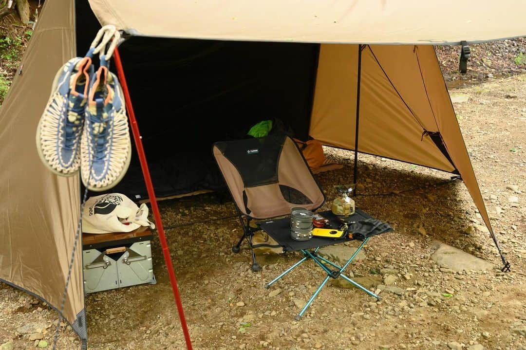 のインスタグラム：「. Go camping solo. ・ #root_co #rootco #shockresistcasepro #iphonecase #caseiphone #milspec #magreel360 #carabiner #carabiners #outdoor #outdoors #camp #camping #solocamp #solocamping #camper #campgear #campgears #lifestyle」