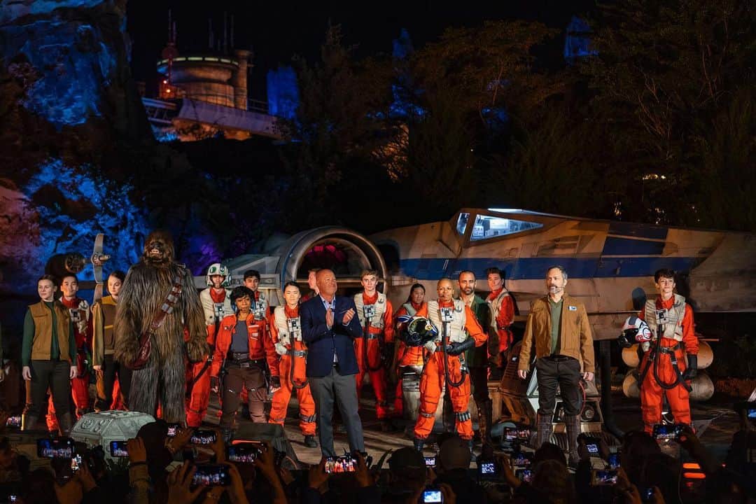 Walt Disney Worldのインスタグラム：「Bob Chapek, Chairman of Disney Parks, Experiences and Products, officially opens Star Wars: Rise of the Resistance at Walt Disney World and invites Guests to live their Star Wars adventure.」