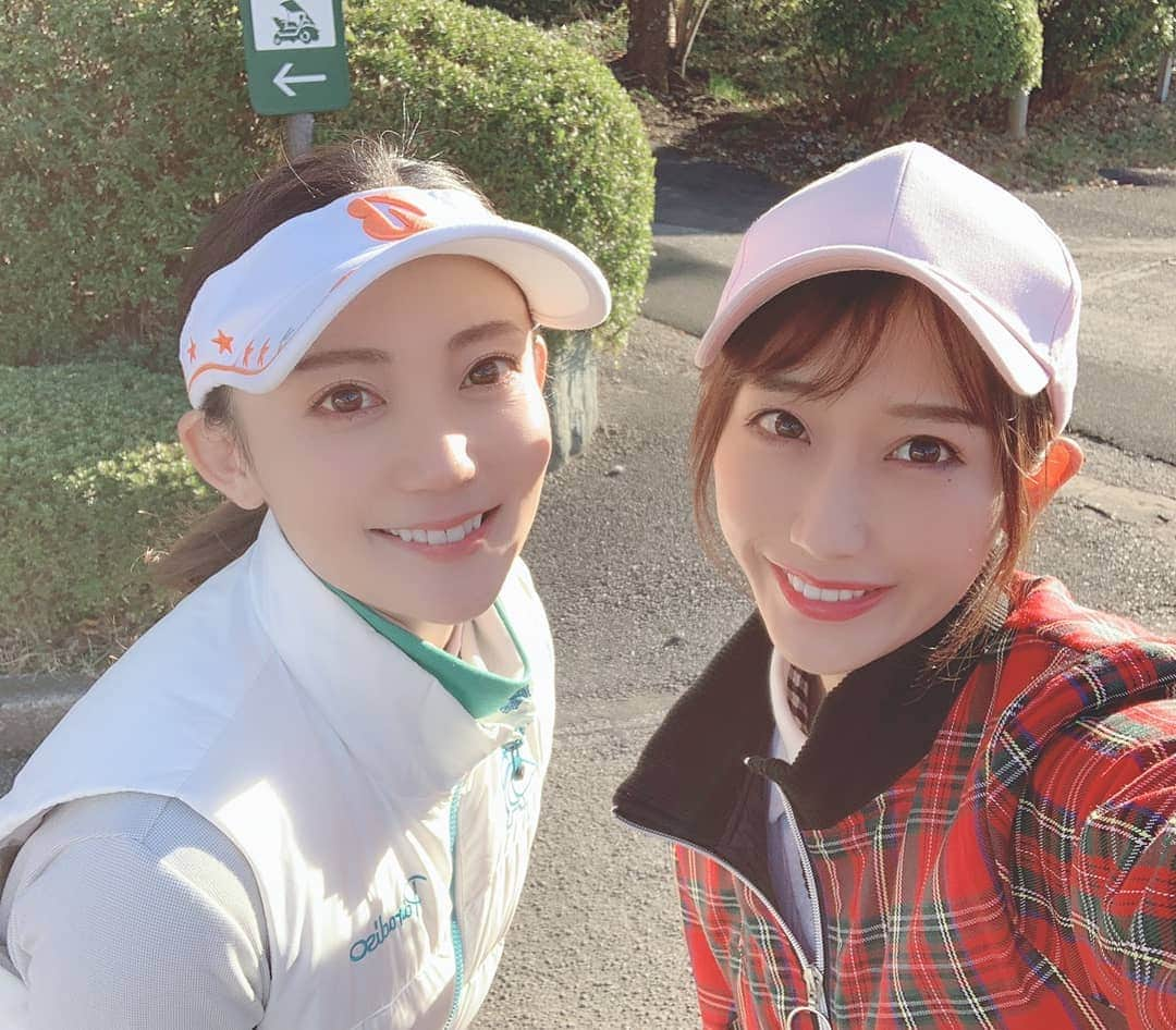 佐々木実季さんのインスタグラム写真 - (佐々木実季Instagram)「ラブリー過ぎる春ちゃんとゴルフコンペ⛳️😍バンカー入れまくり(おまけに砂が固くて打ち方分かんなかったしw)、3パットしまくりで心折れかけました😫（笑）でもドライバーまだ突っ込みどころ満載ですが、ナイスショットで180y飛ぶようになったよ✨昨日も楽し過ぎて更にゴルフが好きになりました😊🎵冬の間に身体が鈍らないようにしないと🏌️‍♀️ #ゴルフ初心者 #🔰 #ゴルフ女子と繋がりたい #ゴルフ🔰 #ゴルフコンペ #東京湾カントリークラブ #牡蠣の季節 #カキフライ定食 #ゴルフ女子 #スウィング動画 #ドライバーショット #パラディーゾ #パラディーゾゴルフ #ゴルフウェア #冬ゴルフコーデ #ブリヂストンスポーツ #ブリヂストンゴルフ #モデル #ゴルフ好きな人と繋がりたい #ゴルフ仲間募集中 #golf #lovegolf #japanesemodel」12月5日 11時07分 - miki.sasaki_golf