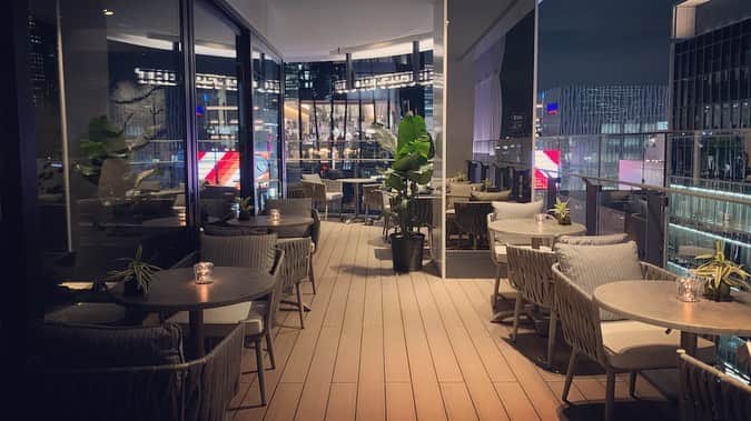 大日方久美子さんのインスタグラム写真 - (大日方久美子Instagram)「先日ご招待いただいた @spice_lab_tokyo は銀座6丁目にオープンしたばかりのレストラン🇮🇳 ・ 「日本人が持つインド料理のイメージは古く、なぜかインド料理だけが時か止まっている」という印象を払拭したいと4年以上の年月をかけてオープンしたモダンなインド料理は、全てが初めての味。インド料理の概念が大きく覆された感じ。  ご一緒した素敵なマダムが「インドの懐石料理みたいね」と仰っていましたが、まさにその言葉がぴったり。  日本の食材をふんだんに使い、繊細な味、見た目でありながらどこかにインド風味のスパイスを感じ、五感をフル活用しながら皆んなで食べるのが本当に楽しい！  食事って、本来こうして食べることが幸せなんだと思った一時でした😊  こんなに美味しくてモダンなインド料理は初めてで、彼や友達にすぐにでも教えたいくらい！(美食家 @yukowedding にもぜひ行ってみて欲しいレストランだったよ！) ・ 1つ上の階にある系列店の @the_grey_room_tokyo ではシグネチャーカクテル「黒船」が美味しかった。  完璧な2軒目が上って最高😂❤️👏🏻 ・ ・ #pr #スパイス #spicelabtokyo #thegreyroom #スパイスの魔法 #スパイスカクテル #テラス #銀座」12月5日 11時20分 - kumi511976