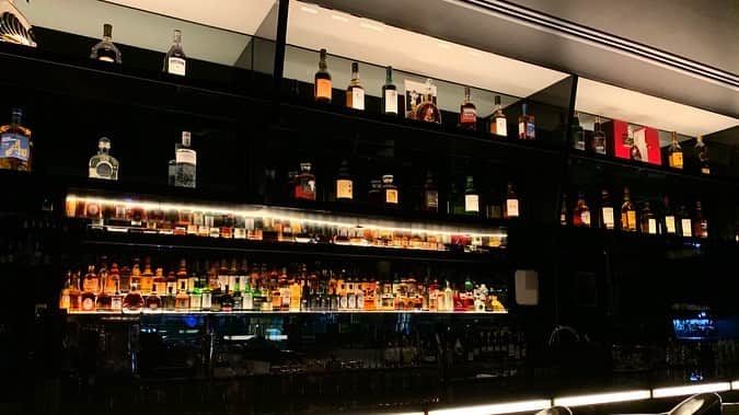 大日方久美子さんのインスタグラム写真 - (大日方久美子Instagram)「先日ご招待いただいた @spice_lab_tokyo は銀座6丁目にオープンしたばかりのレストラン🇮🇳 ・ 「日本人が持つインド料理のイメージは古く、なぜかインド料理だけが時か止まっている」という印象を払拭したいと4年以上の年月をかけてオープンしたモダンなインド料理は、全てが初めての味。インド料理の概念が大きく覆された感じ。  ご一緒した素敵なマダムが「インドの懐石料理みたいね」と仰っていましたが、まさにその言葉がぴったり。  日本の食材をふんだんに使い、繊細な味、見た目でありながらどこかにインド風味のスパイスを感じ、五感をフル活用しながら皆んなで食べるのが本当に楽しい！  食事って、本来こうして食べることが幸せなんだと思った一時でした😊  こんなに美味しくてモダンなインド料理は初めてで、彼や友達にすぐにでも教えたいくらい！(美食家 @yukowedding にもぜひ行ってみて欲しいレストランだったよ！) ・ 1つ上の階にある系列店の @the_grey_room_tokyo ではシグネチャーカクテル「黒船」が美味しかった。  完璧な2軒目が上って最高😂❤️👏🏻 ・ ・ #pr #スパイス #spicelabtokyo #thegreyroom #スパイスの魔法 #スパイスカクテル #テラス #銀座」12月5日 11時20分 - kumi511976