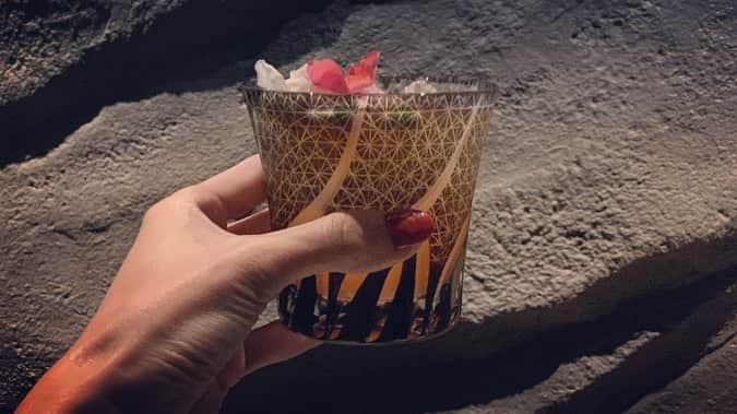 大日方久美子さんのインスタグラム写真 - (大日方久美子Instagram)「先日ご招待いただいた @spice_lab_tokyo は銀座6丁目にオープンしたばかりのレストラン🇮🇳 ・ 「日本人が持つインド料理のイメージは古く、なぜかインド料理だけが時か止まっている」という印象を払拭したいと4年以上の年月をかけてオープンしたモダンなインド料理は、全てが初めての味。インド料理の概念が大きく覆された感じ。  ご一緒した素敵なマダムが「インドの懐石料理みたいね」と仰っていましたが、まさにその言葉がぴったり。  日本の食材をふんだんに使い、繊細な味、見た目でありながらどこかにインド風味のスパイスを感じ、五感をフル活用しながら皆んなで食べるのが本当に楽しい！  食事って、本来こうして食べることが幸せなんだと思った一時でした😊  こんなに美味しくてモダンなインド料理は初めてで、彼や友達にすぐにでも教えたいくらい！(美食家 @yukowedding にもぜひ行ってみて欲しいレストランだったよ！) ・ 1つ上の階にある系列店の @the_grey_room_tokyo ではシグネチャーカクテル「黒船」が美味しかった。  完璧な2軒目が上って最高😂❤️👏🏻 ・ ・ #pr #スパイス #spicelabtokyo #thegreyroom #スパイスの魔法 #スパイスカクテル #テラス #銀座」12月5日 11時20分 - kumi511976