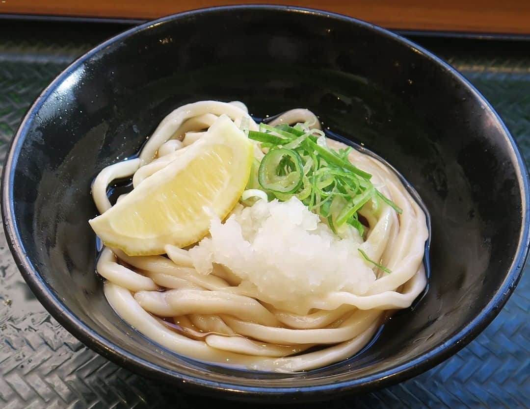 はなまるうどんのインスタグラム：「#ぶっかけ を食べてきました😊💖 レモンを絞ってさっぱりと、いただきます😀✨ #はなまるうどん #hanamaruudon」