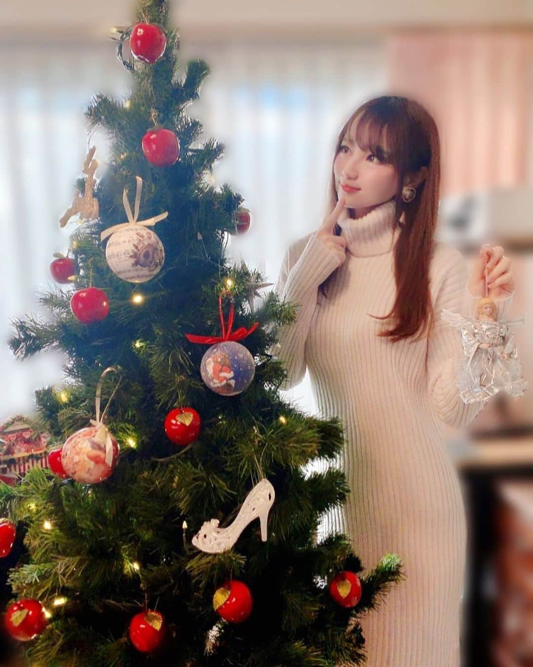 小越しほみさんのインスタグラム写真 - (小越しほみInstagram)「・ ・ うちもそろそろ クリスマスツリーを出しました🎄💫 ・ パパとママが ドイツ旅行で買ってきた 飾りがかつやくしてる🎅🏻 ・ 本場のクリスマスマーケット いつかわたしも行きたいなぁ👼🏻‪💭‬ ・ ・ ・ ・ ・ #ツリー #クリスマスツリー #クリスマス #xmas #christmas #pr #アプデコ #ニットワンピ #イヤリング #christmastree #クリスマスツリー飾り付け #クリスマスマーケット」12月5日 11時28分 - shihomi1129