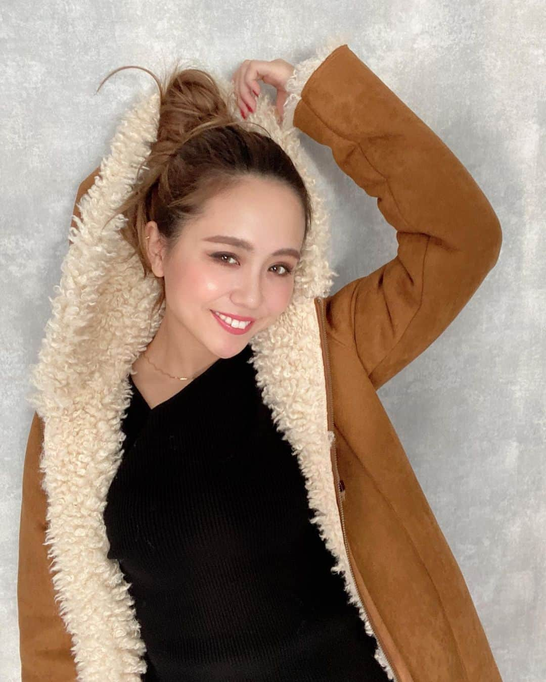 山本いさ奈さんのインスタグラム写真 - (山本いさ奈Instagram)「やっと着られる季節がやってきた🧥🍂 暖かくて可愛くてリバーシブルだから着回しが効く♥️ もう着ていただいている方も居るのかな😌？ ストーリーにURL貼っておきますね🥰 とってもオススメなので是非🥳 #resexxy#fashion#coordinate#outer#あったかコーデ#冬コーデ」12月5日 11時29分 - _____isana_____