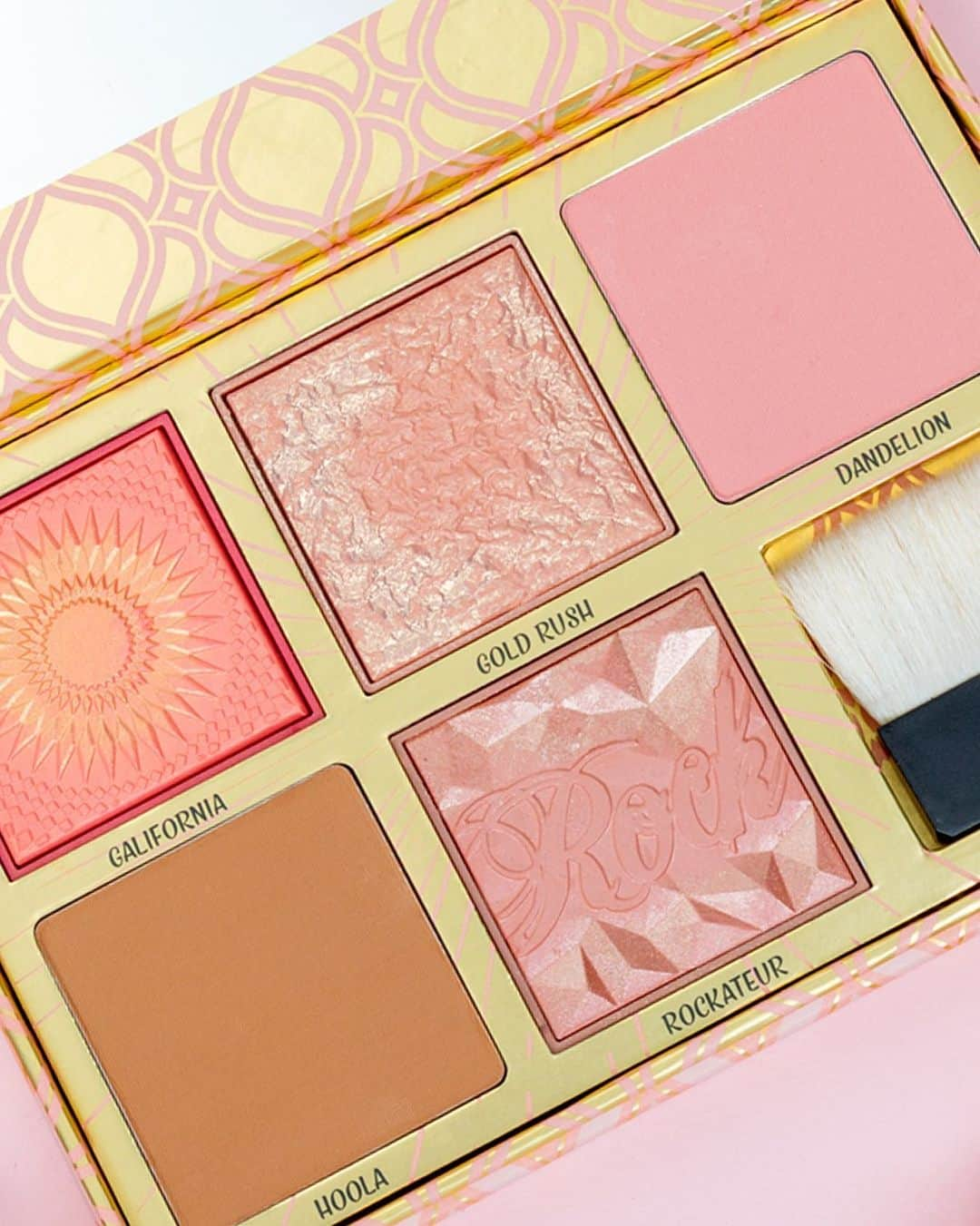 Benefit Cosmeticsさんのインスタグラム写真 - (Benefit CosmeticsInstagram)「We’re gifting you the ultimate holiday glow-up! 🎁 Just spend $75+ on benefitcosmetics.com to score this cheek palette for FREE with code: SWEETGIFT! #benefit」12月5日 11時33分 - benefitcosmetics