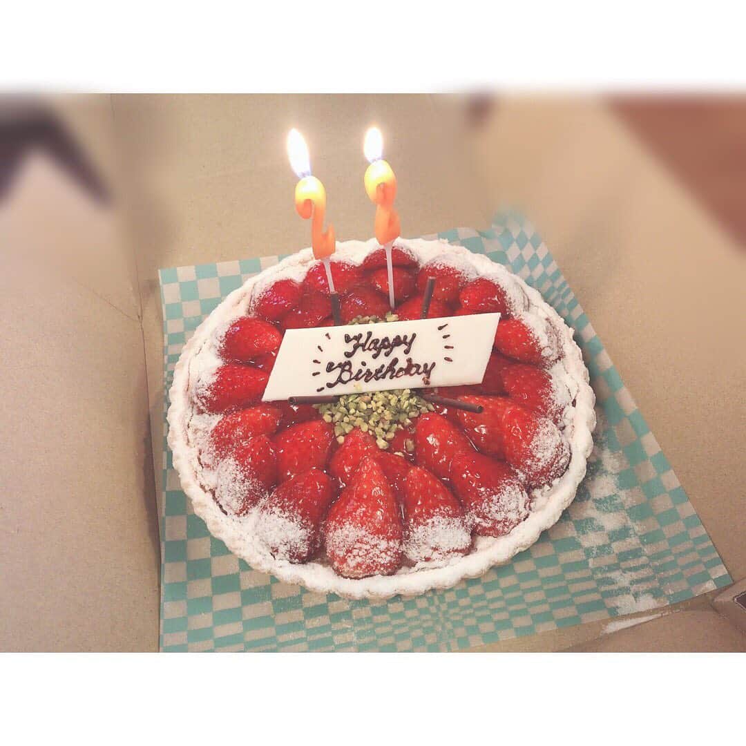 らくさんのインスタグラム写真 - (らくInstagram)「Present from father and mother💗  #アイドル #プロレスラー #ケーキ #cake #いちご #グルメ #スイーツ #sweets #cute #delicious #thankyou #birthday」12月5日 11時43分 - raku_uugp