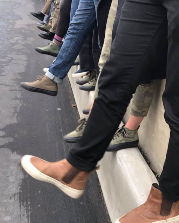 シービーズのインスタグラム：「When it’s raining in Santa Barbara and the entire office shows up wearing the Mariners Boot (plus one Shipyard) 🌧」