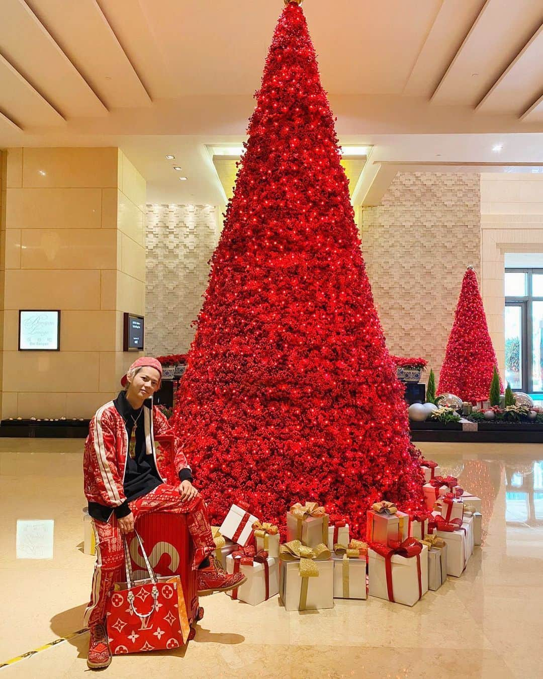 春木開さんのインスタグラム写真 - (春木開Instagram)「Red Xmas﻿カイサンタ🎅🤶🎄 ﻿ もうすぐイルミネーションの季節✨﻿ あんぱん先輩が好きな女性を﻿ イルミネーションに誘って﻿ 「カズ君とイルミネーションを見に行くのが嫌なんじゃなくてカズ君とイルミネーションを見てるのを誰かに見られるのが嫌なの🥺」と追い討ちをかけられるような断られ方をされる﻿ 先輩を目の当たりにして震えがとまりませんでした🥺﻿ クリスマスは一緒にいてあげよ🎅🤶﻿ ﻿  カイサンタからのドレスプレゼント👗🎁 どんどん届いてる❤️まだ間に合うからみんな応募してね🥰 ﻿ #red #xmas﻿ #macau #banyantree﻿ #rimowa﻿ #supreme﻿ #supremerimowa﻿ #palmangels﻿ #louisvuitton」12月5日 11時56分 - haruki.kai