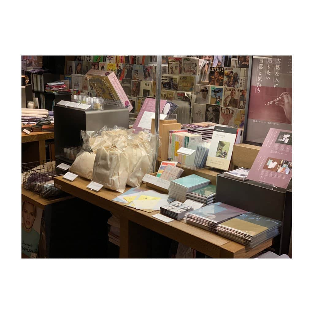 代官山 蔦屋書店　DAIKANYAMA T-SITEさんのインスタグラム写真 - (代官山 蔦屋書店　DAIKANYAMA T-SITEInstagram)「【フェア開催のお知らせ】 「大切な人に贈りたい言葉と気持ち」  お手紙を通じて言葉と想いを重ね合い、歳月が過ぎると共に絆を深め合っていったモデルの小谷実由さんとライターの秦レンナさん。  彼女たちが1年を通して続けてきた往復書簡から発想を得て企画された今回のフェアは、「自分らしく生きる女性を祝福するライフ&カルチャーコミュニティ」がタグラインのwebマガジン“She is”で制作されたZINEやオリジナル商品を代官山 蔦屋書店にて展開いたします。  今回並ぶ商品はレターセットや贈り物セットなど、内容は様々。 レターセットの中には、おみゆちゃんとの往復書簡について綴った秦さんの最新ZINEや2人が手作業で箔押しをした封筒が入っています。(2タイプそれぞれにテーマがあり、それに沿った内容のZINEを書き下ろしてくださっています。) 贈り物セットもで福袋形式となっており、中身はお楽しみです。(2タイプあり、それぞれ金額が異なります。) この冬、誰かに贈る暖かい言葉と気持ちを私達と一緒に作りませんか？  全ての商品は無くなり次第終了となります。 フェア商品はご注文、取り置き、代引きは出来かねます。ご了承下さい。  フェア詳細 開催期間:12/5〜12/26 開催場所:2号館1階マガジンストリート女性誌側レコメン  ド台 ---------------------------------------------------- #小谷実由 #おみゆ #秦レンナ #She is #ZINE #ジン #ZINESONIC #ZINESONIC2019 #お手紙 #往復書簡 #贈り物 #お手紙 #レター #レターセット  #代官山蔦屋書店 #daikanyamatsutayabooks」12月5日 11時55分 - daikanyama.tsutaya