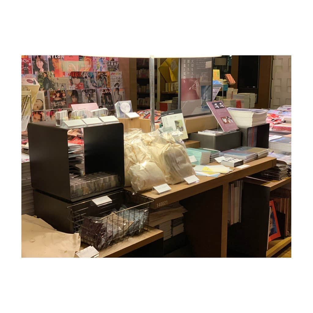 代官山 蔦屋書店　DAIKANYAMA T-SITEさんのインスタグラム写真 - (代官山 蔦屋書店　DAIKANYAMA T-SITEInstagram)「【フェア開催のお知らせ】 「大切な人に贈りたい言葉と気持ち」  お手紙を通じて言葉と想いを重ね合い、歳月が過ぎると共に絆を深め合っていったモデルの小谷実由さんとライターの秦レンナさん。  彼女たちが1年を通して続けてきた往復書簡から発想を得て企画された今回のフェアは、「自分らしく生きる女性を祝福するライフ&カルチャーコミュニティ」がタグラインのwebマガジン“She is”で制作されたZINEやオリジナル商品を代官山 蔦屋書店にて展開いたします。  今回並ぶ商品はレターセットや贈り物セットなど、内容は様々。 レターセットの中には、おみゆちゃんとの往復書簡について綴った秦さんの最新ZINEや2人が手作業で箔押しをした封筒が入っています。(2タイプそれぞれにテーマがあり、それに沿った内容のZINEを書き下ろしてくださっています。) 贈り物セットもで福袋形式となっており、中身はお楽しみです。(2タイプあり、それぞれ金額が異なります。) この冬、誰かに贈る暖かい言葉と気持ちを私達と一緒に作りませんか？  全ての商品は無くなり次第終了となります。 フェア商品はご注文、取り置き、代引きは出来かねます。ご了承下さい。  フェア詳細 開催期間:12/5〜12/26 開催場所:2号館1階マガジンストリート女性誌側レコメン  ド台 ---------------------------------------------------- #小谷実由 #おみゆ #秦レンナ #She is #ZINE #ジン #ZINESONIC #ZINESONIC2019 #お手紙 #往復書簡 #贈り物 #お手紙 #レター #レターセット  #代官山蔦屋書店 #daikanyamatsutayabooks」12月5日 11時55分 - daikanyama.tsutaya