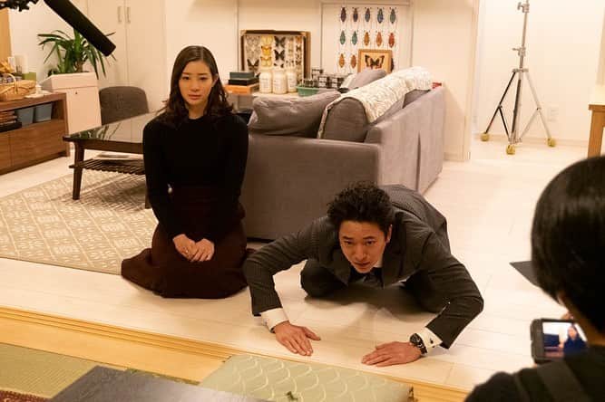 フジテレビ ドラマ「僕はまだ君を愛さないことができる」のインスタグラム：「👠＃僕まだ メイキング写真👠  今日は＃15の竜星が御手洗家に挨拶に来るシーン😳  妹思いの学からホウ酸団子を食べろと言われた竜星、陽への本気度を見せ食べてしまうというシリアスなシーンですが…足立さん、笑っちゃってます😆  #僕はまだ君を愛さないことができる #足立梨花 #浅香航大 #永野宗典」