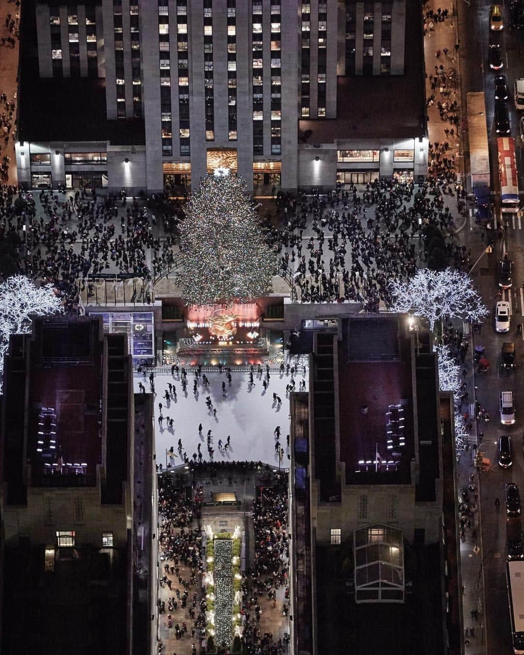 nyonairさんのインスタグラム写真 - (nyonairInstagram)「It’s lit...literally! The Rockefeller tree lighting was incredible tonight. - Ready to fly? 🔴 GET 60% OFF!!! 🔴 Code: GIFT 🎁 - ✨ Not sure when to fly? But Now, Schedule Later ✨ You have 14 months to redeem the credits OR give them as a gift! - Book now with the link in our bio! - - - - - #FlyNYON #NYONAir #NYONStudio #ManhattanSkyline #LowerManhattan #NewYorkCity #NYC #FreedomTower #NYCPrimeShot #CityLife #Photography #AerialPhotography #TheBigApple #Helicopter」12月5日 12時01分 - nyonair