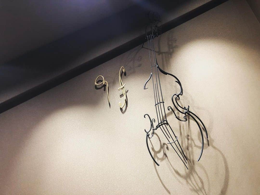 森本麻衣さんのインスタグラム写真 - (森本麻衣Instagram)「at the hotel 🎵 10th&9th floor😘 . ホテルの階にそれぞれ 楽器が🎼 かわゆし😍 . . . . #piano#cello#hotel#floor#10th#9th#japan#maimorimoto#pianist#🎹 #ホテル#階#エレベーターホール#音楽#楽器#オブジェ#モニュメント」12月5日 12時02分 - _maipiano_