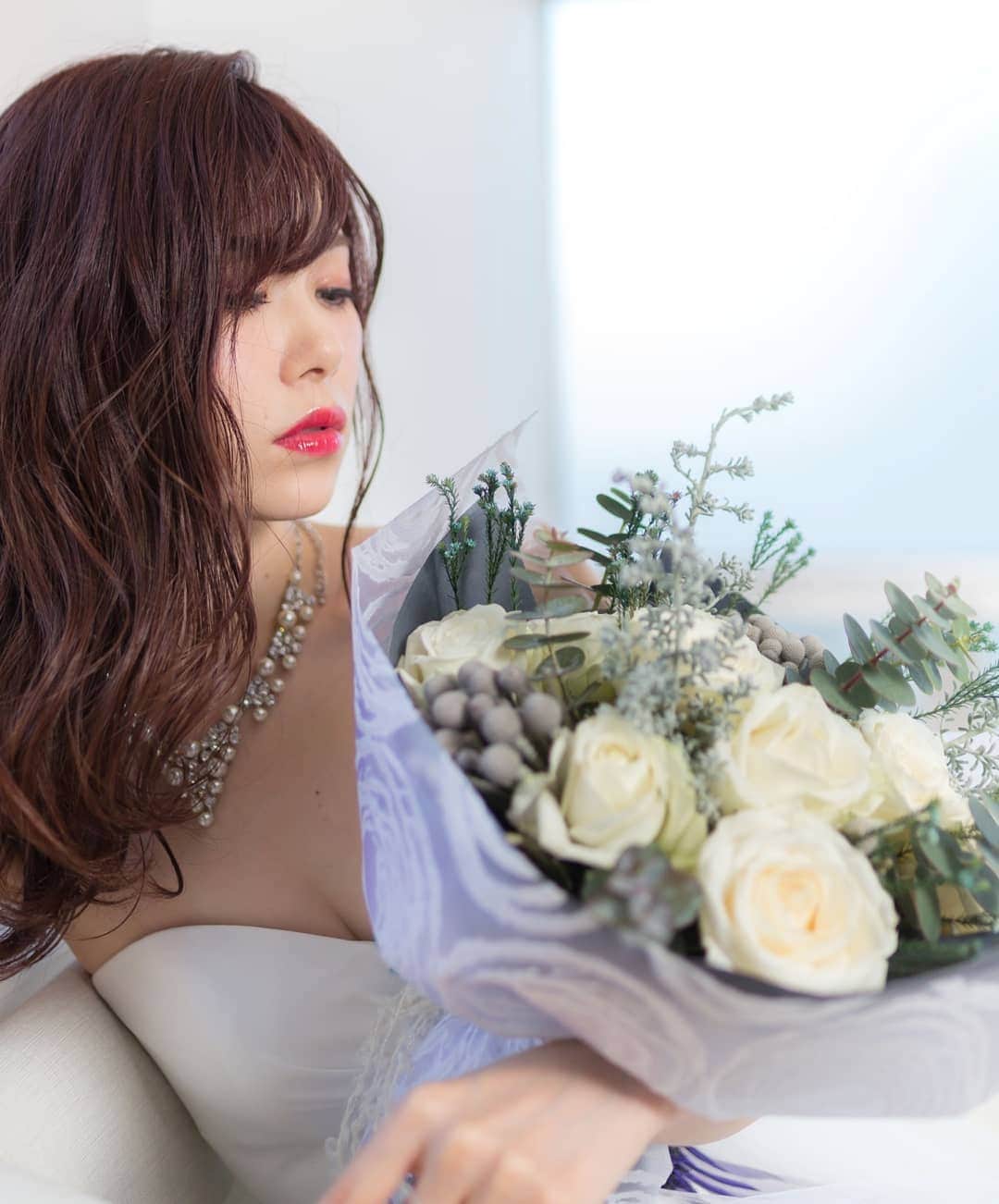 一ノ瀬奈々さんのインスタグラム写真 - (一ノ瀬奈々Instagram)「． ． ． FLOWER FROG( @flowerfrog2020 ) アイボリーローズ 花言葉  魅力/思慮深さ/優雅さ ． ． 一つ一つ丁寧に束ねていただいた暖かさがしっかり詰まってます🌹 箱を開けた瞬間の香りが何とも言えない✨ 大切な人への大切な贈り物の時に是非！ ご依頼様の先の届けるお相手まで届くように、沢山幸せを包んでくださいます！ ． ． #薔薇 #アイボリーローズ #花束 #幸せの花束 #ブーケ #プレゼント #花のある暮らし #サプライズ #オーダーフラワー #クリスマス #Christmaspresent #rose #pr #フリーモデル #企業モデル #広告モデル #撮影モデル #一ノ瀬奈々 #ヘアメイク #撮影 #モデル #女子力 #広告 #雑誌 #photo」12月5日 12時15分 - 2008sn2010