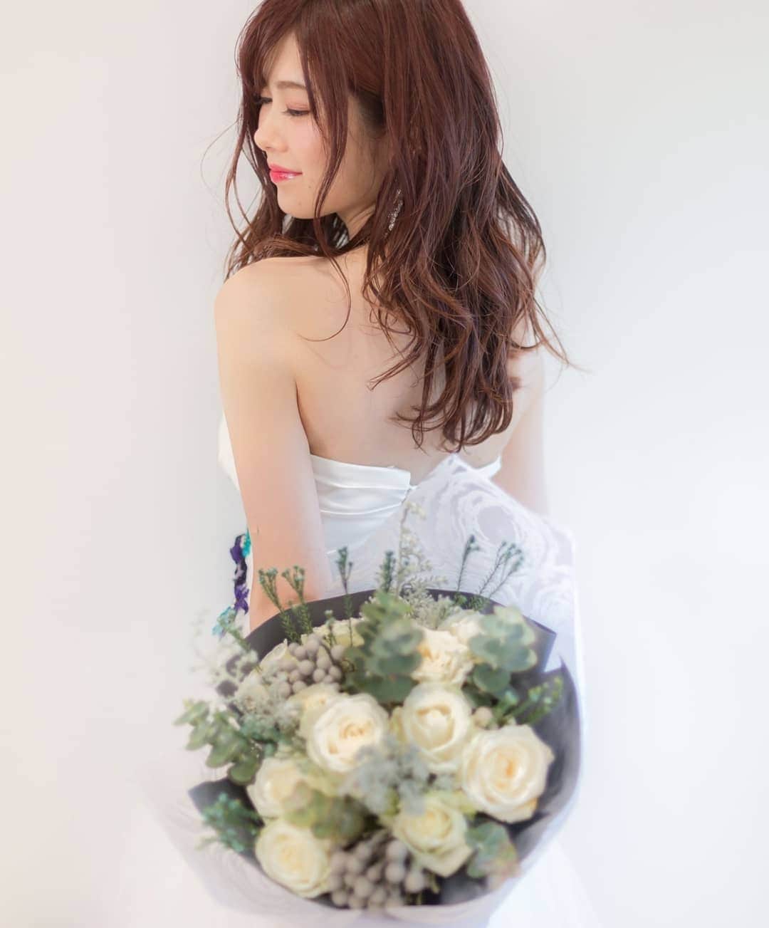 一ノ瀬奈々さんのインスタグラム写真 - (一ノ瀬奈々Instagram)「． ． ． FLOWER FROG( @flowerfrog2020 ) アイボリーローズ 花言葉  魅力/思慮深さ/優雅さ ． ． 一つ一つ丁寧に束ねていただいた暖かさがしっかり詰まってます🌹 箱を開けた瞬間の香りが何とも言えない✨ 大切な人への大切な贈り物の時に是非！ ご依頼様の先の届けるお相手まで届くように、沢山幸せを包んでくださいます！ ． ． #薔薇 #アイボリーローズ #花束 #幸せの花束 #ブーケ #プレゼント #花のある暮らし #サプライズ #オーダーフラワー #クリスマス #Christmaspresent #rose #pr #フリーモデル #企業モデル #広告モデル #撮影モデル #一ノ瀬奈々 #ヘアメイク #撮影 #モデル #女子力 #広告 #雑誌 #photo」12月5日 12時15分 - 2008sn2010