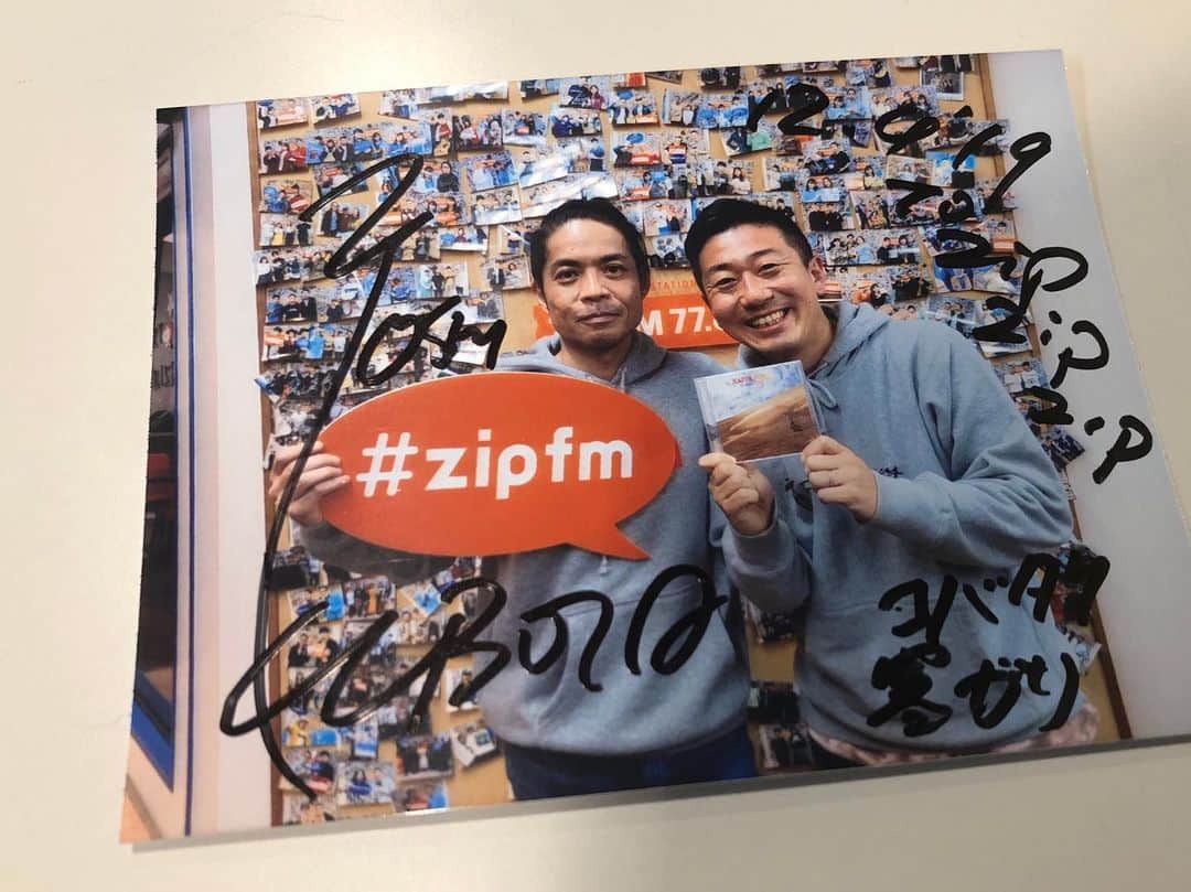 のインスタグラム：「目の前に久保田利伸さんをお迎えして、なんとも素敵な紳士で気さくな振る舞いに、無邪気な笑顔に、、 惚れてまうやろーーー！  そんな長く長く愛されるアーティストの皆さんには、ある共通項が・・！ そんなことを語っております。  アクセスは、プロフィール欄からどうぞ😊  #tdx #コバタクのtの部屋 #久保田利伸　 #チャンネル登録お願いします」