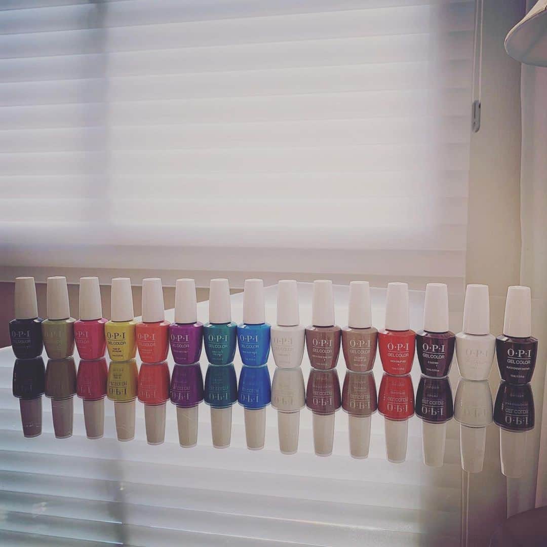 のインスタグラム：「@universalnailsupplies より  @opi のジェルが届きました💅  昔から、  ネイルのカラーは、自分で集めて、ネイルサロンへ持って行って塗ってもらいます🥰  最近は、gelを集めて始めましたよ〜😘 さっ、次回ネイルサロンに行くのが待ち遠しいわ😍😍 #opiのジェルネイルは素晴らしい#ジェルネイル」