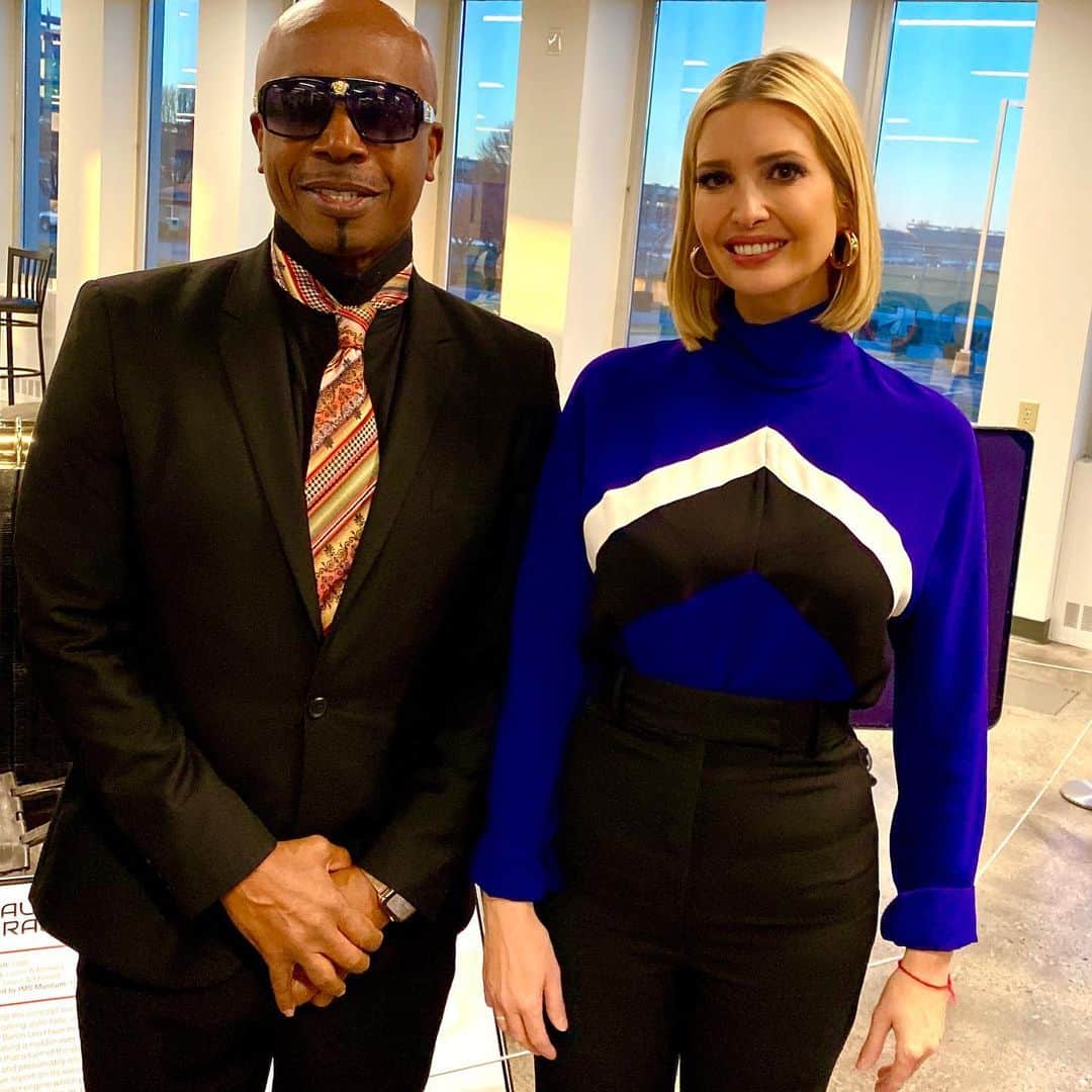 MCハマーのインスタグラム：「‪Enjoyed my conversations on prison reform and reentry with @IvankaTrump  today. Tomorrow we go inside the Women’s Prison to visit @TLM  coding classroom at IWP. The stars are the students who will showcase their capstone projects.Thanks to @GovHolcomb for hosting.‬」