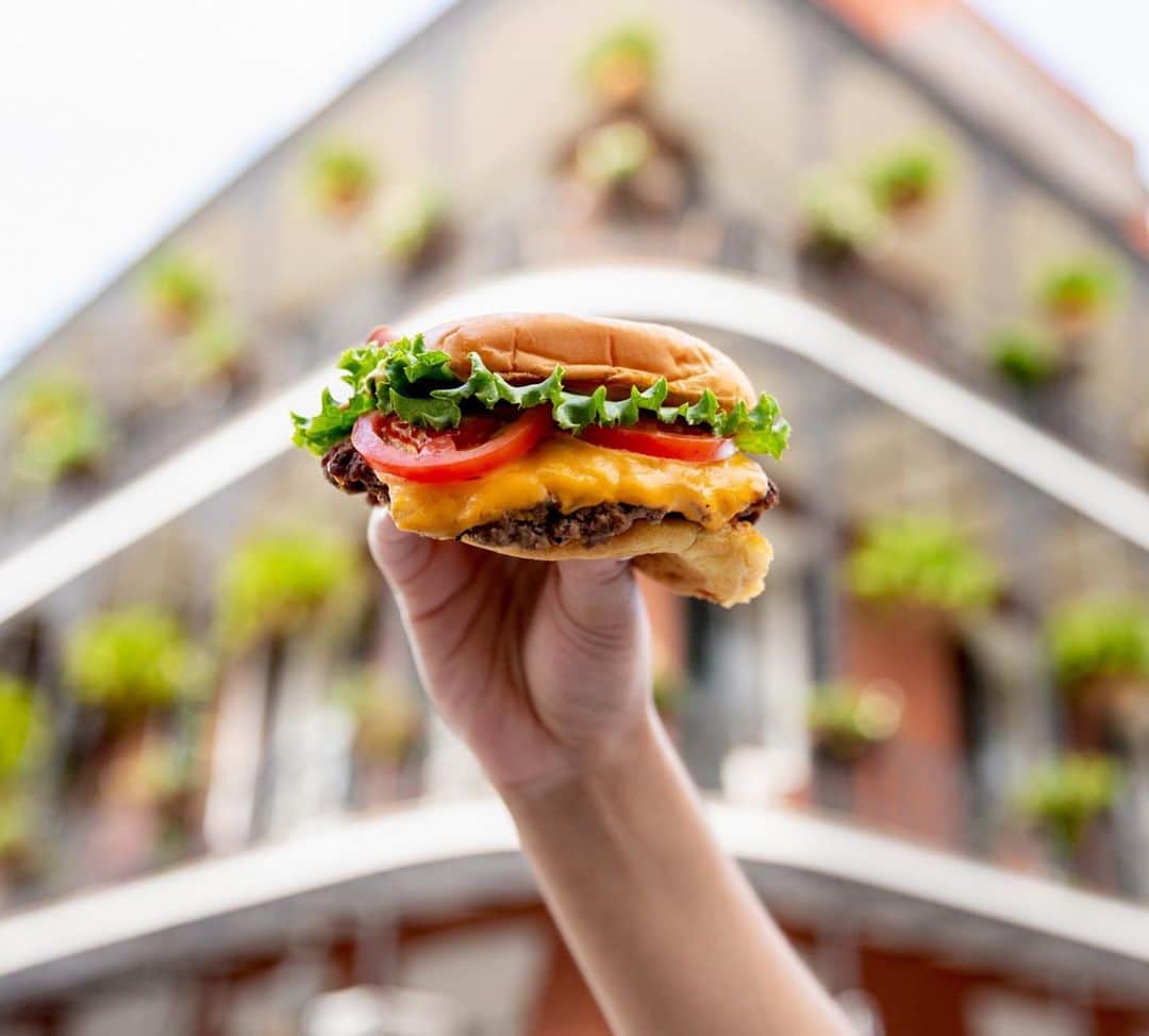 SHAKE SHACKさんのインスタグラム写真 - (SHAKE SHACKInstagram)「Big news for the Big Easy: our Canal Place Shack is officially open at 333 Canal Street! ⚜️ Swing by our NOLA flagship for burgers, fries + all that jazz. 🍔🎷 Laissez les bons temps rouler! #shakeshack」12月5日 12時35分 - shakeshack