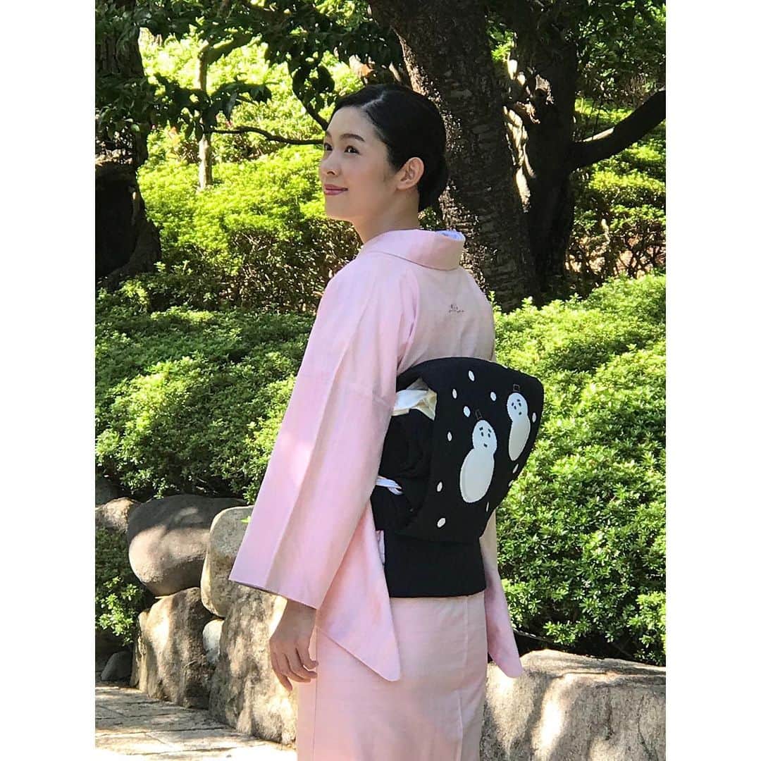 藤澤恵麻さんのインスタグラム写真 - (藤澤恵麻Instagram)「「美しいキモノ」冬号が発売中です。 淡く美しい色合いやシックな色、どちらもとても素敵。  四季で異なる和服の着こなしが楽しく、撮影の時はいつも心がワクワクしています。 桃色の着物の装いには可愛らしい雪だるまの帯。  高橋マリ子さんとは、この日初めてお会いしました。 誌面もぜひお手に取ってご覧いただけましたら幸いです。  #恵麻 #ema #美しいキモノ #冬 #写真 #撮影 #着物 #和服 #帯 #雪だるま #とみひろ #高橋マリ子」12月5日 12時48分 - ema_fujisawa_official