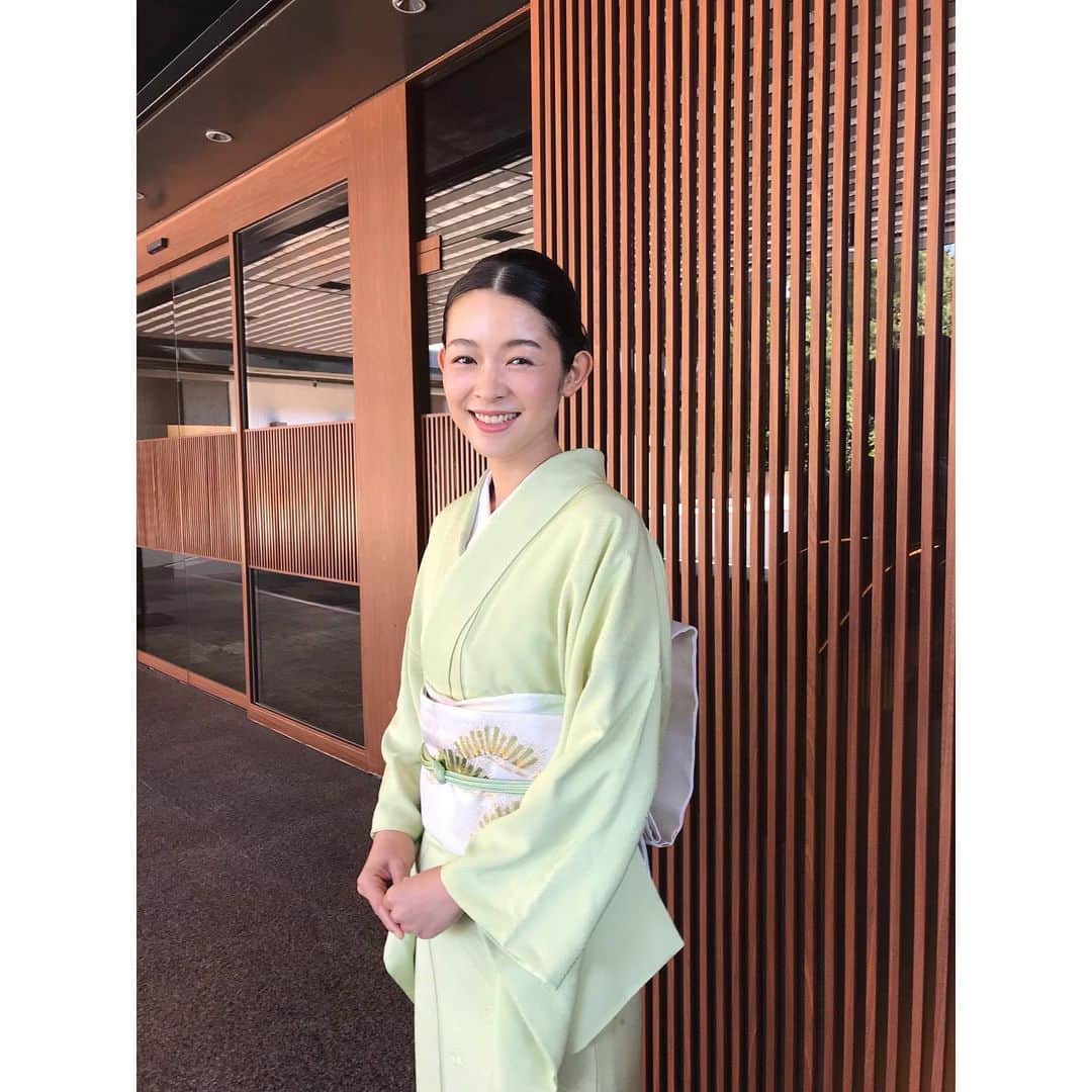 藤澤恵麻さんのインスタグラム写真 - (藤澤恵麻Instagram)「「美しいキモノ」冬号が発売中です。 淡く美しい色合いやシックな色、どちらもとても素敵。  四季で異なる和服の着こなしが楽しく、撮影の時はいつも心がワクワクしています。 桃色の着物の装いには可愛らしい雪だるまの帯。  高橋マリ子さんとは、この日初めてお会いしました。 誌面もぜひお手に取ってご覧いただけましたら幸いです。  #恵麻 #ema #美しいキモノ #冬 #写真 #撮影 #着物 #和服 #帯 #雪だるま #とみひろ #高橋マリ子」12月5日 12時48分 - ema_fujisawa_official