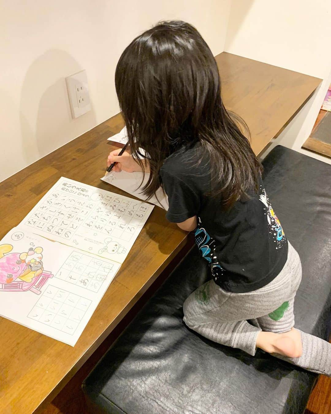 みきママさんのインスタグラム写真 - (みきママInstagram)「【サンタさんに手紙を書きました！】﻿ ﻿ ﻿ ﻿ ﻿ ﻿ 杏ちゃん5歳です🐥🐥🐥﻿ ﻿ ﻿ ﻿ ﻿ ﻿ 何やらせっせと手紙を書いています💌💌💌ひらがなの50音を見ながら一人で書いています🤓🤓🤓﻿ ﻿ ﻿ ﻿ ﻿ ﻿ ﻿ 杏ちゃん「サンタさんにてがみかいたー。」ってさ。﻿ ﻿ ﻿ ﻿ ﻿ ﻿ 見ると、「ぼんいぼん（ボンボンリボン）のじてんしゃくらさい。わんこ（犬のおもちゃ）おくらさいな。さんたろおすだいすき❤️⭐️🎀」ってさ。﻿ ﻿ ﻿ ﻿ ﻿ ﻿ ﻿ 杏ちゃん、サンタさん、分かるかな？﻿ ﻿ ﻿ ﻿ ﻿ ﻿ #みきママ #サンタさん #手紙  #娘 #mikimama」12月5日 12時42分 - mikimama_official