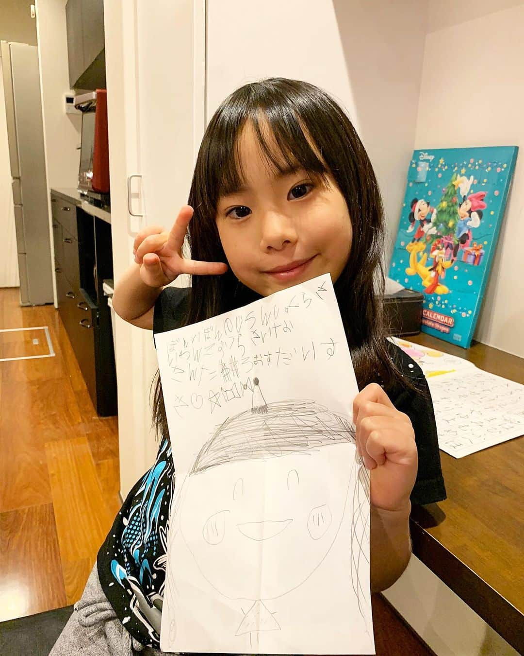 みきママさんのインスタグラム写真 - (みきママInstagram)「【サンタさんに手紙を書きました！】﻿ ﻿ ﻿ ﻿ ﻿ ﻿ 杏ちゃん5歳です🐥🐥🐥﻿ ﻿ ﻿ ﻿ ﻿ ﻿ 何やらせっせと手紙を書いています💌💌💌ひらがなの50音を見ながら一人で書いています🤓🤓🤓﻿ ﻿ ﻿ ﻿ ﻿ ﻿ ﻿ 杏ちゃん「サンタさんにてがみかいたー。」ってさ。﻿ ﻿ ﻿ ﻿ ﻿ ﻿ 見ると、「ぼんいぼん（ボンボンリボン）のじてんしゃくらさい。わんこ（犬のおもちゃ）おくらさいな。さんたろおすだいすき❤️⭐️🎀」ってさ。﻿ ﻿ ﻿ ﻿ ﻿ ﻿ ﻿ 杏ちゃん、サンタさん、分かるかな？﻿ ﻿ ﻿ ﻿ ﻿ ﻿ #みきママ #サンタさん #手紙  #娘 #mikimama」12月5日 12時42分 - mikimama_official