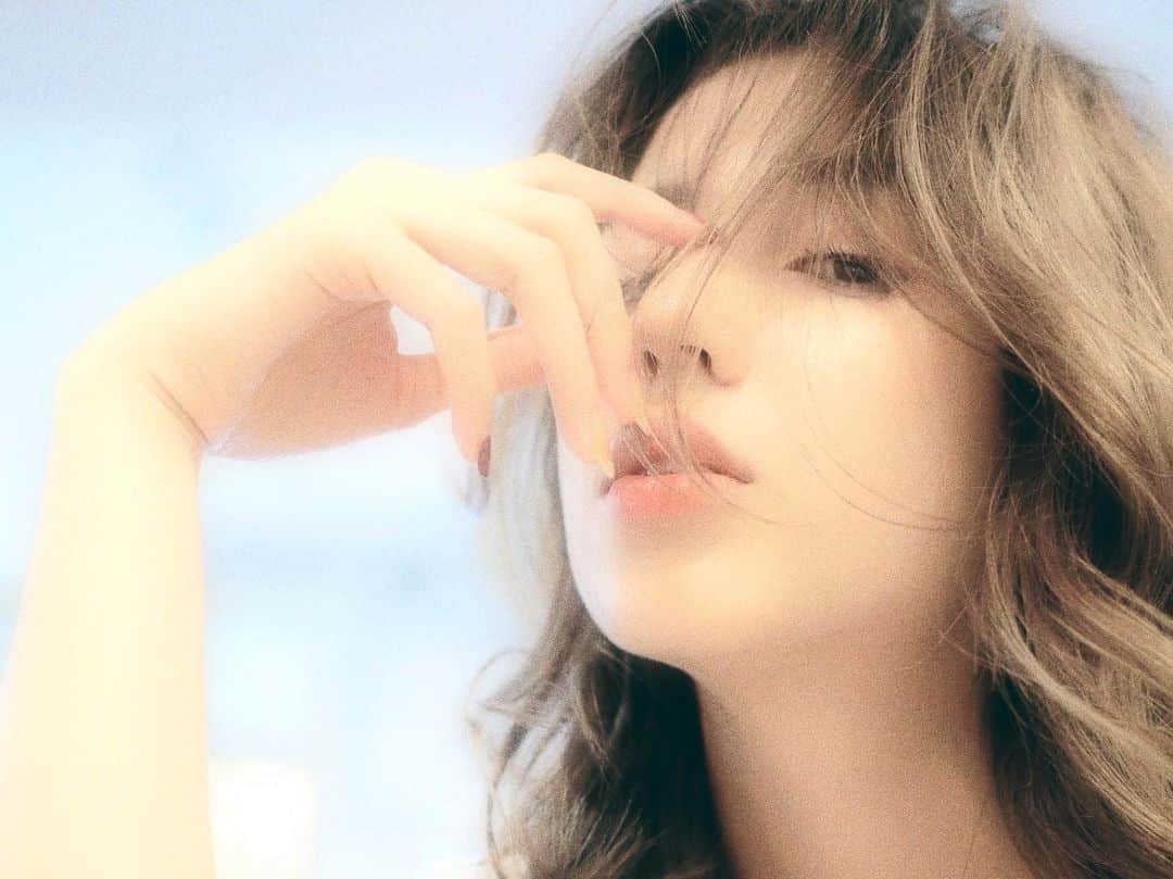 渡部幸也のインスタグラム：「12月に入り秋冬なのでダークトーンのカラーが良くオーダーされますが、個人的には秋冬だからハイトーンのカラーにするのもオススメです🙆‍♂️ ちょっとくすんだハニーベージュは、透明感もあって可愛いです✨  12月はご予約が混む合う可能性がありますので、早めのご予約をオススメします🙇 よろしくお願いします😊✂️😊 渡部  #ヘアスタイル #ヘア #髪型 #ヘアカタログ #ヘアセット #くせ毛風パーマ #透明感カラー #hair #恵比寿美容院 #代官山美容室 #代官山美容院 #美容学生 #中目黒美容師 #代官山美容師 #恵比寿美容師 #中目黒美容室 #中目黒美容院 #恵比寿美容室 #サロンモデル #中目黒ランチ #恵比寿ランチ #hpb_hair #中目黒 #代官山 #恵比寿 #渋谷 #ar_magazine #murua #emoda #americanvintage」
