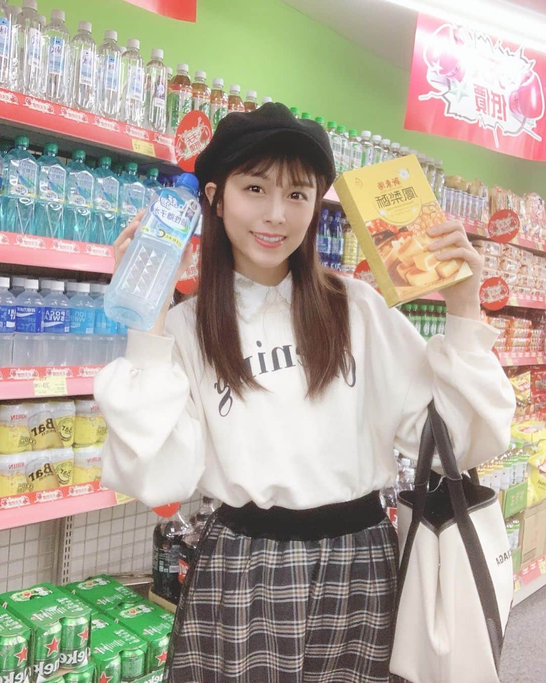 麻衣愛のインスタグラム：「台湾のスーパーでお買い物したの楽しかった🇹🇼日本でもスーパーとかドンキとか大好き💕 #台湾 #台北 #来年台湾行きたいな」