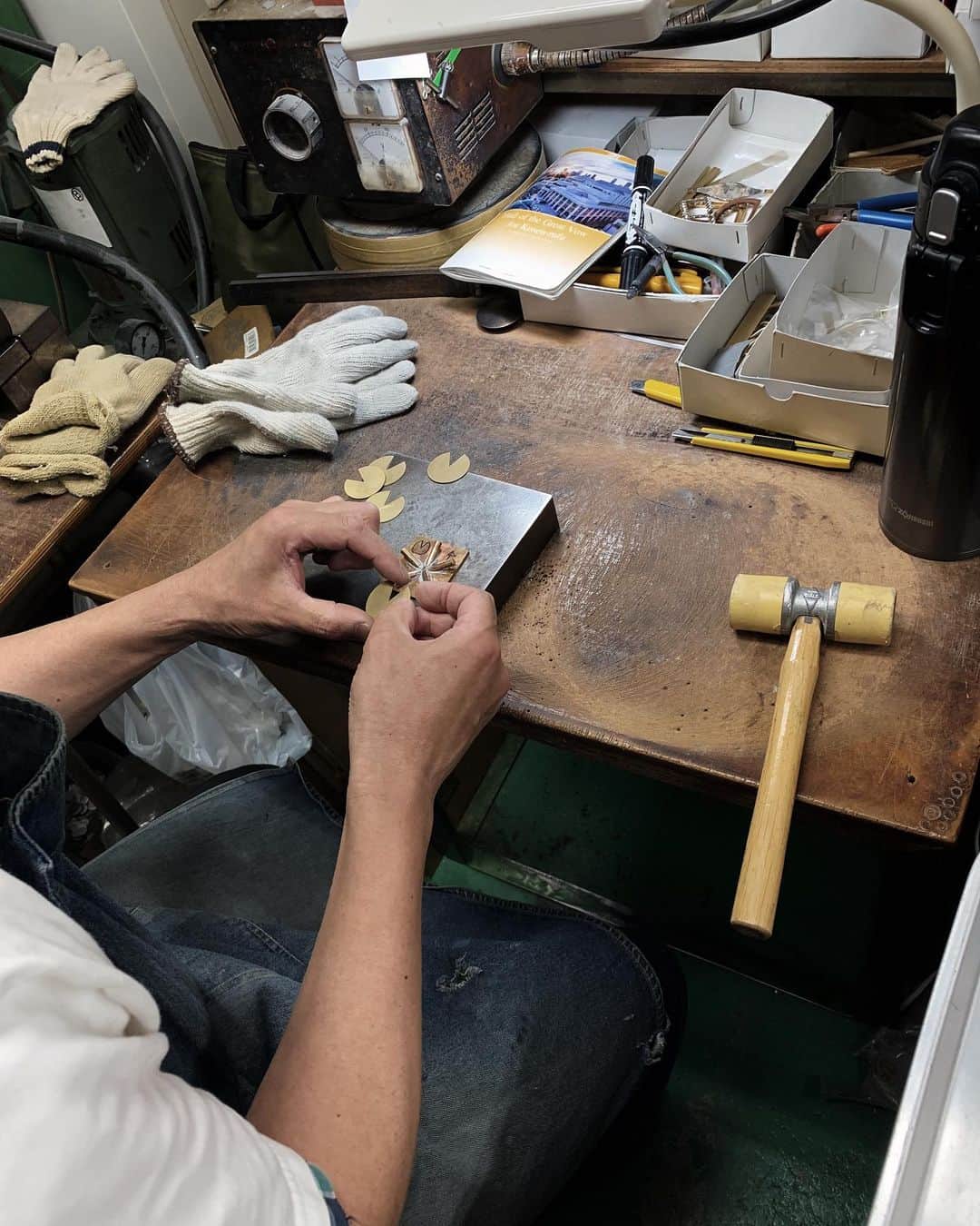 中村真里さんのインスタグラム写真 - (中村真里Instagram)「.﻿ 以前アクセの工場へ見学に行った際、﻿ ちょうど職人さんが製作していた﻿ Wavy metal pierceが店頭に並びました☻﻿ ﻿ 全て手作業で製作しています。﻿ 新作ぜひご覧下さいね☺️﻿ ﻿ #RIMARK #process_of_RIMARK」12月5日 12時50分 - _marinakamura_